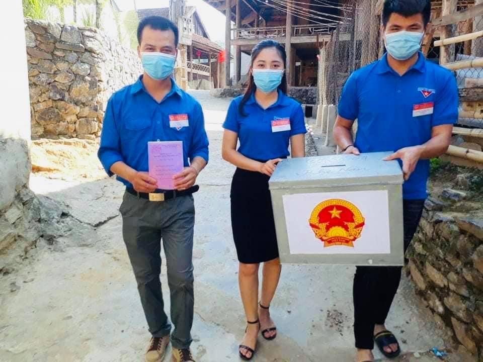 Huyện Kỳ Sơn (Nghệ An) là một trong những địa phương của tỉnh được thực hiện bầu cử sớm (ngày 21/5). Kể từ khi công tác tuyên truyền, phổ biến luật bầu cử đến với người dân, lực lượng đoàn viên, thanh niên là một thành phần quan trọng. Từ làng, bản xa xôi đến phố huyện ồn ào, &quot;sắc xanh tình nguyện&quot; luôn có mặt, sẵn sàng cho ngày hội non sông. Ảnh Vi Thị Hồng Lưu.