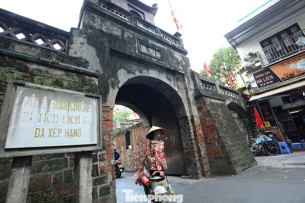 Cửa Ô Quan Chưởng ngày nay nằm trên phố Hàng Chiếu, phường Đồng Xuân, quận Hoàn Kiếm (Hà Nội) và là di tích duy nhất trong 5 cửa ô còn giữ lại được dáng vẻ xưa cũ. Cửa Ô Quan Chưởng ngày nay nằm trên phố Hàng Chiếu, phường Đồng Xuân, quận Hoàn Kiếm (Hà Nội) và là di tích duy nhất trong 5 cửa ô còn giữ lại được dáng vẻ xưa cũ.