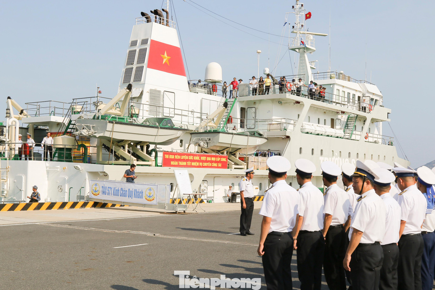 Cán bộ, chiến sỹ Vùng 4 Hải quân tiễn đoàn công tác ra thăm và làm việc tại Quần đảo Trường Sa. Cán bộ, chiến sỹ Vùng 4 Hải quân tiễn đoàn công tác ra thăm và làm việc tại Quần đảo Trường Sa.