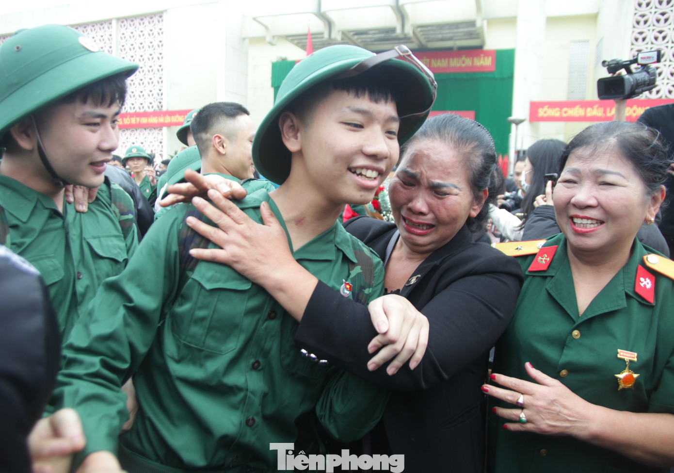 Bà Nguyễn Thị Thành Tâm (SN 2004, trú phường Vinh Tân, TP. Vinh) ôm con trai Đàm Quang Ý (SN 2004) trước lúc lên đường nhập ngũ. Giây phút chia tay con, bà Tâm không kìm được cảm xúc và chỉ kịp dặn dò: "Gắng luyện tập, giữ gìn sức khỏe nghe con". Bà Nguyễn Thị Thành Tâm (SN 2004, trú phường Vinh Tân, TP. Vinh) ôm con trai Đàm Quang Ý (SN 2004) trước lúc lên đường nhập ngũ. Giây phút chia tay con, bà Tâm không kìm được cảm xúc và chỉ kịp dặn dò: "Gắng luyện tập, giữ gìn sức khỏe nghe con".