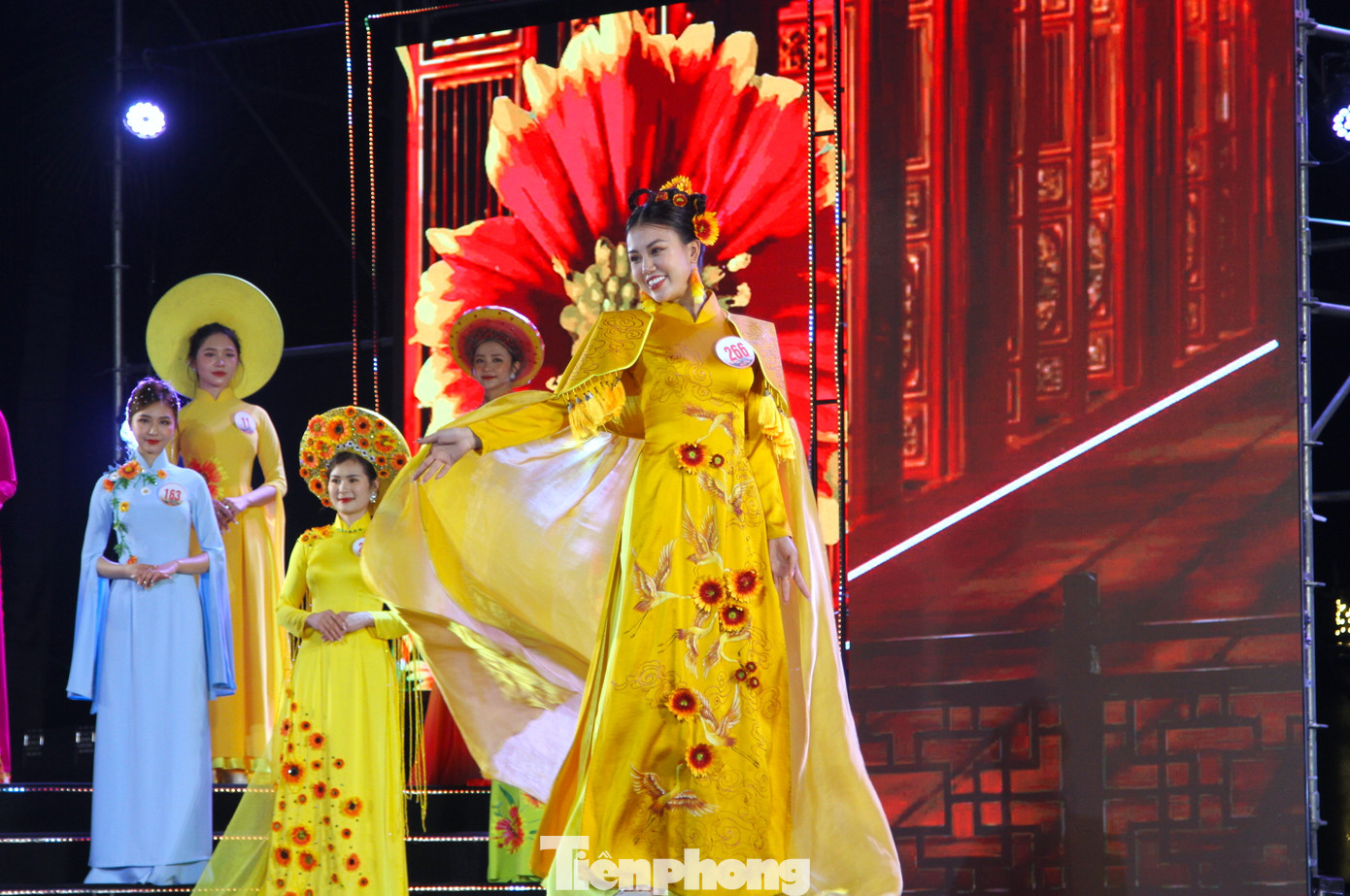 Các thí sinh lung linh với những tà áo dài đầy màu sắc rực rỡ. Đặc biệt, trên áo dài của các thí sinh luôn xuất hiện hình ảnh hoa cúc biển - loài hoa đặc trưng của biển Cửa Lò.