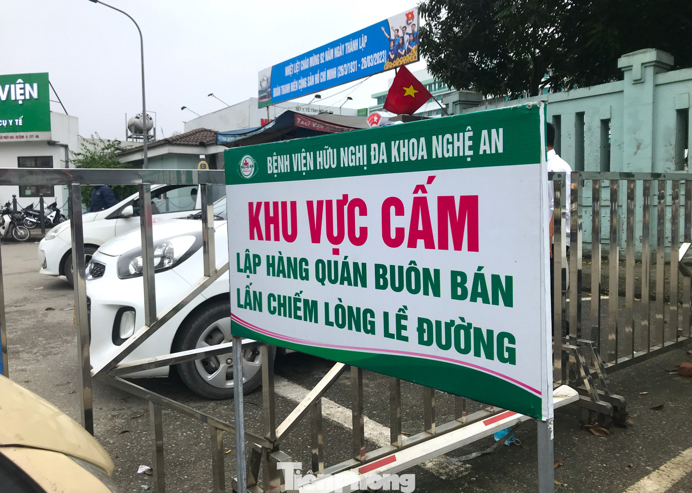 Bệnh viện làm một biển cấm hàng quán buôn bán, lấn chiếm lòng lề đường để nhắc nhở các quán hàng rong nhưng lại "cất" sâu trong bãi gửi xe nên không ai thấy.