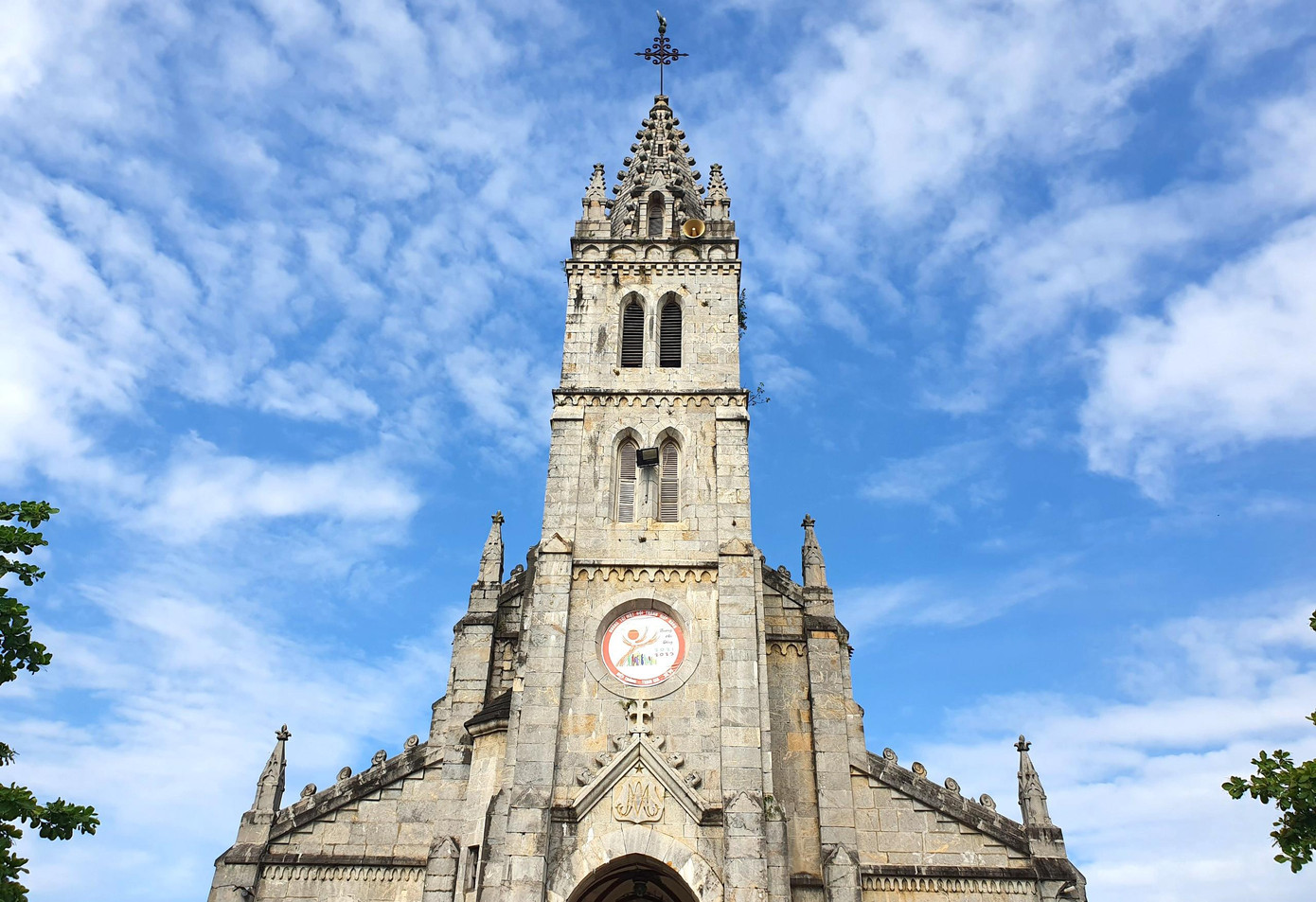 Nhà thờ Bảo Nham có chiều dài 37m, rộng 14m với điểm cao nhất trên đỉnh tháp chuông là 28m. Nhà thờ Bảo Nham có chiều dài 37m, rộng 14m với điểm cao nhất trên đỉnh tháp chuông là 28m.