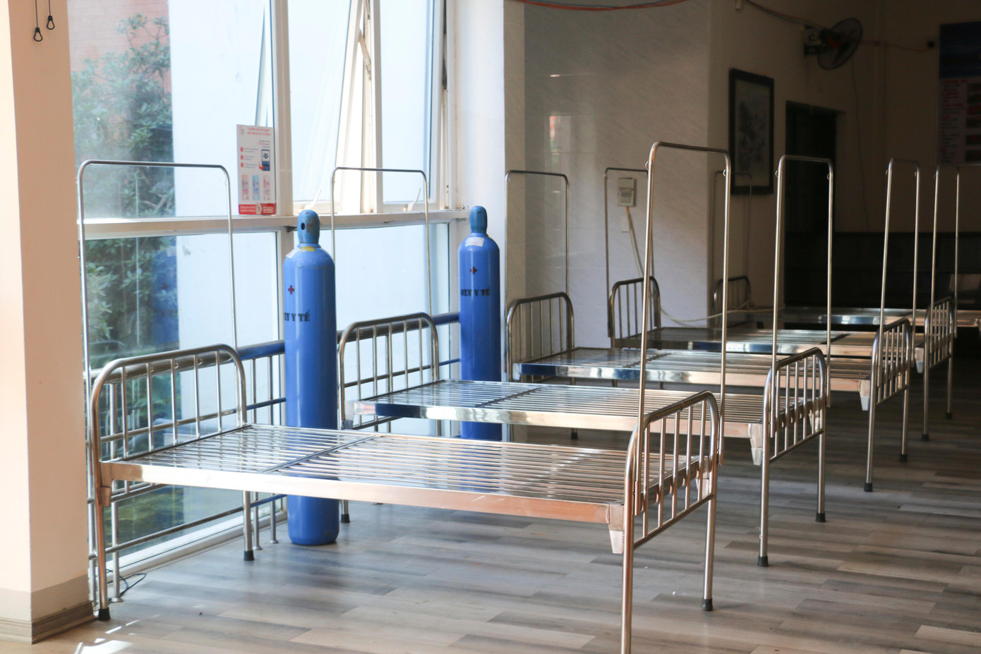 Bình OXY đặt đầu giường bệnh nhân. Tối 24/8, Nghệ An ghi nhận 69 ca dương tính với SARS-CoV-2, trong đó có 22 ca cộng đồng. Đến thời điểm hiện tại Nghệ An ghi nhận 1.067 ca bệnh, trong đó 335 bệnh nhân đã được chữa khỏi, ra viện, chuyển tuyến trên.