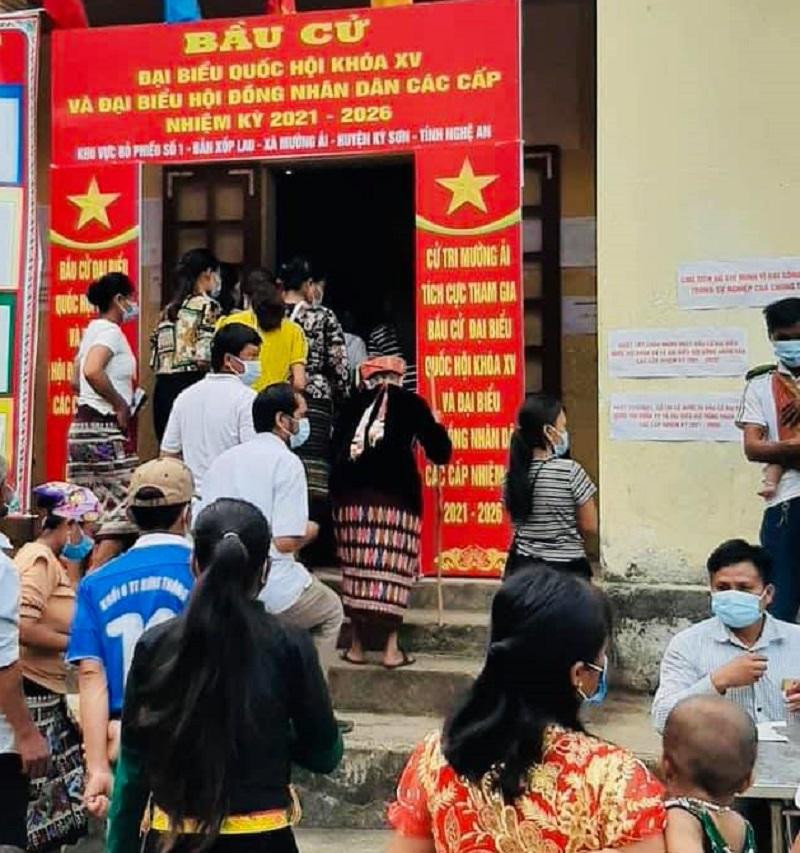 Cử tri xã biên giới Mường Ải, huyện Kỳ Sơn (Nghệ An) háo hức trong ngày hội non sông. Ảnh: Vi Thị Hồng Lưu.