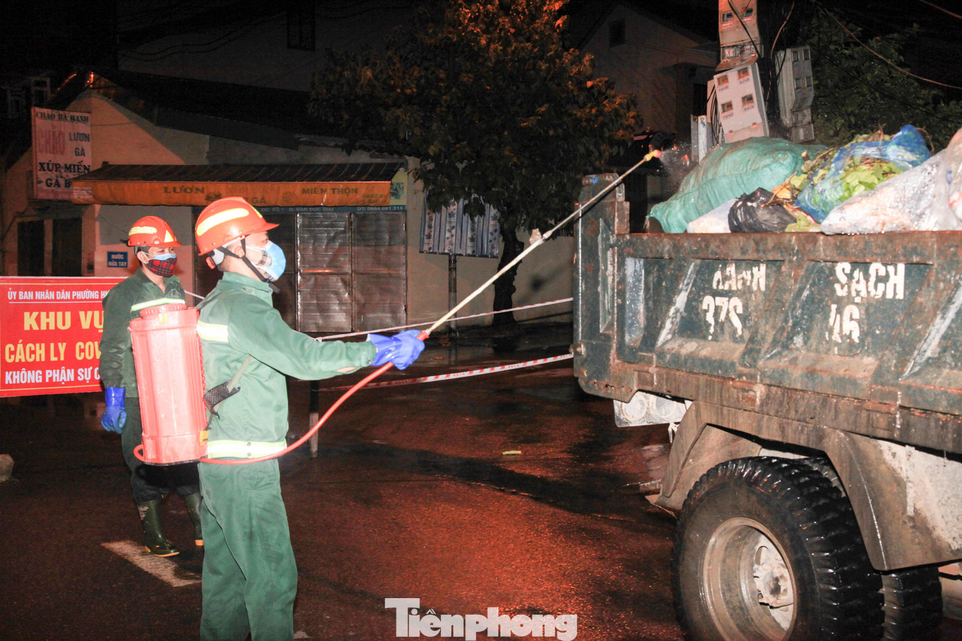 Công nhân môi trường phun khử khuẩn rác thải tại khu vực cách ly. Công nhân môi trường phun khử khuẩn rác thải tại khu vực cách ly.