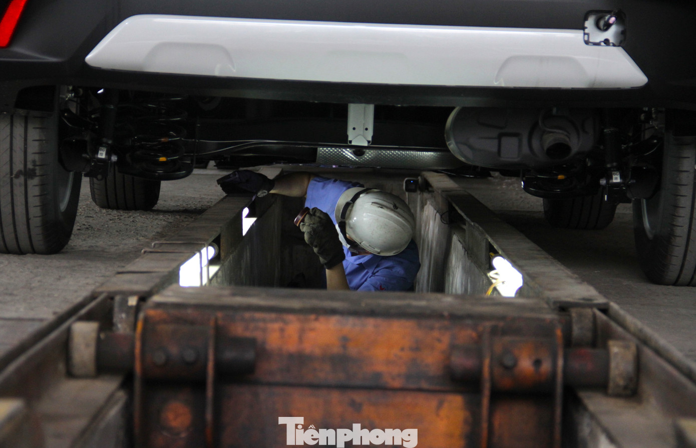Phía dưới gầm, 1 đăng kiểm viên sẽ dùng đèn và búa để kiểm tra các chi tiết, bộ phận của gầm xe xem có đạt tiêu chuẩn, xem có bị gỉ sét, thiếu hay mất mát bộ phận nào không?