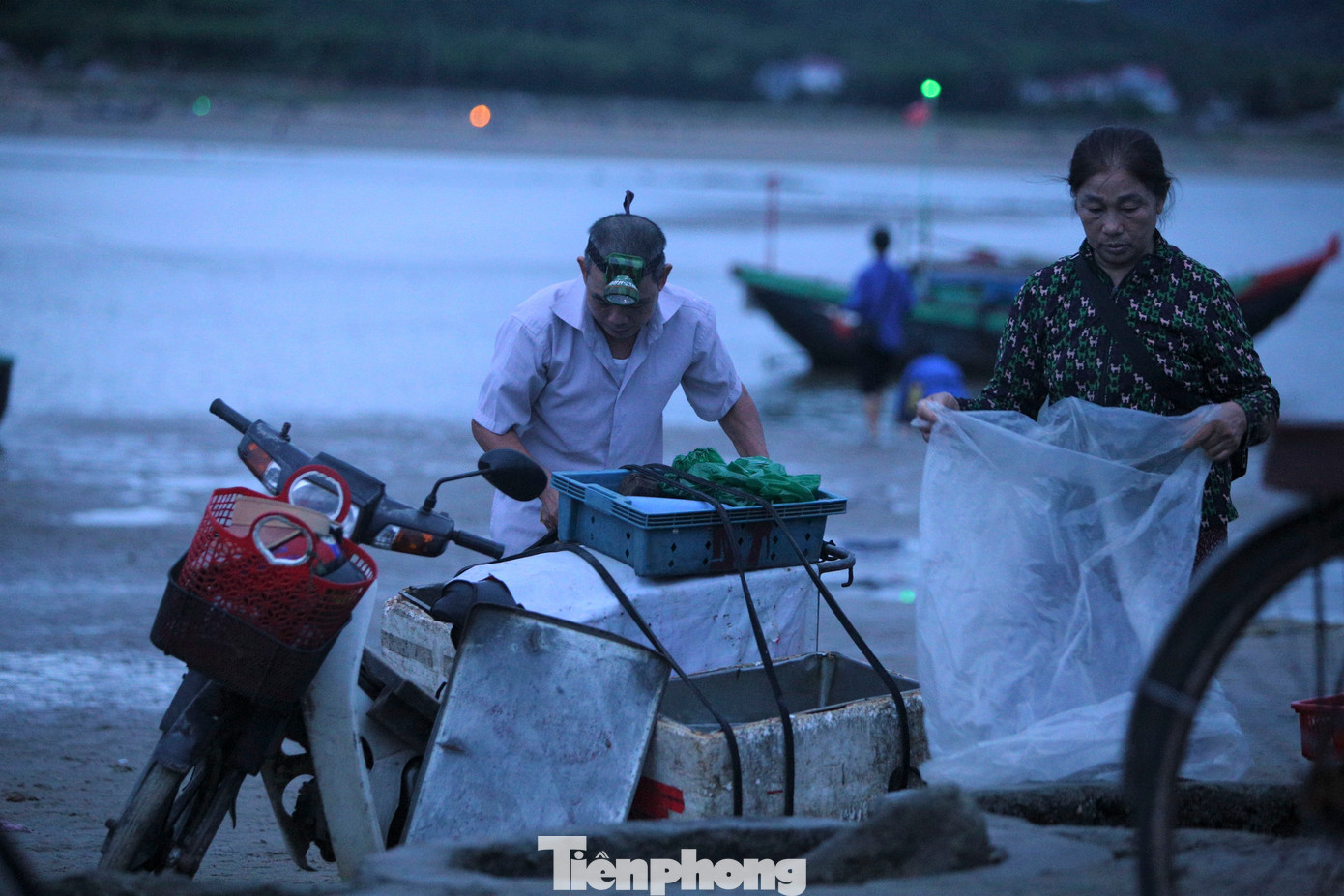 Lãnh đạo UBND xã Cẩm Nhượng cho biết, chợ hải sản Cồn Gò đã tồn tại hàng chục năm qua, không chỉ là nơi mua bán các loại hải sản tươi mà còn là địa chỉ với du khách khi đến biển Thiên Cầm du lịch muốn trải nghiệm.