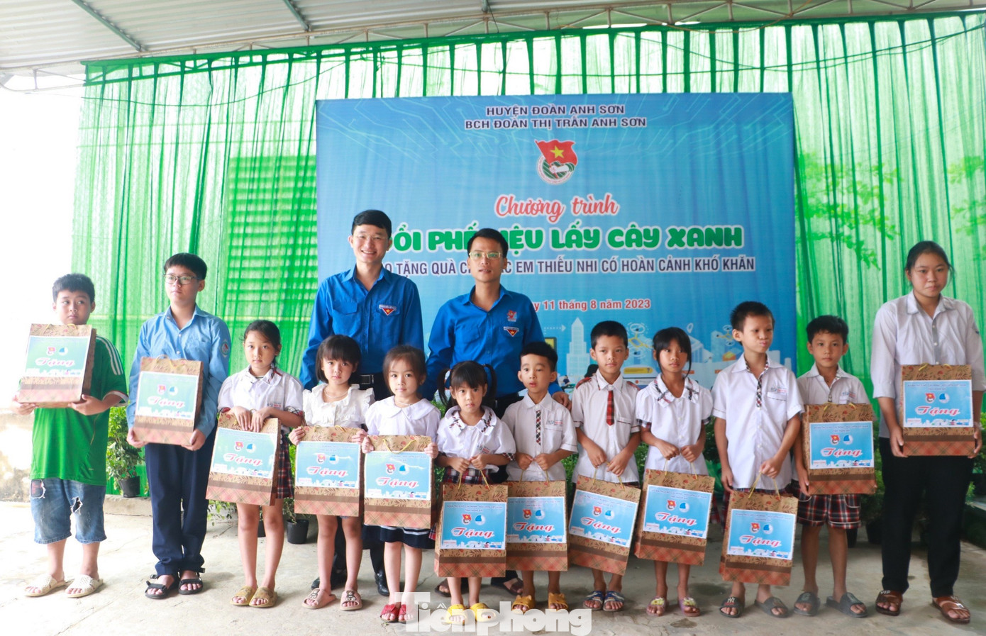 Anh Trần Linh - Phó Bí thư Tỉnh Đoàn Nghệ An cùng Huyện đoàn Anh Sơn trao tặng 15 suất quà cho các em thiếu nhi có hoàn cảnh đặc biệt khó khăn trên địa bàn.