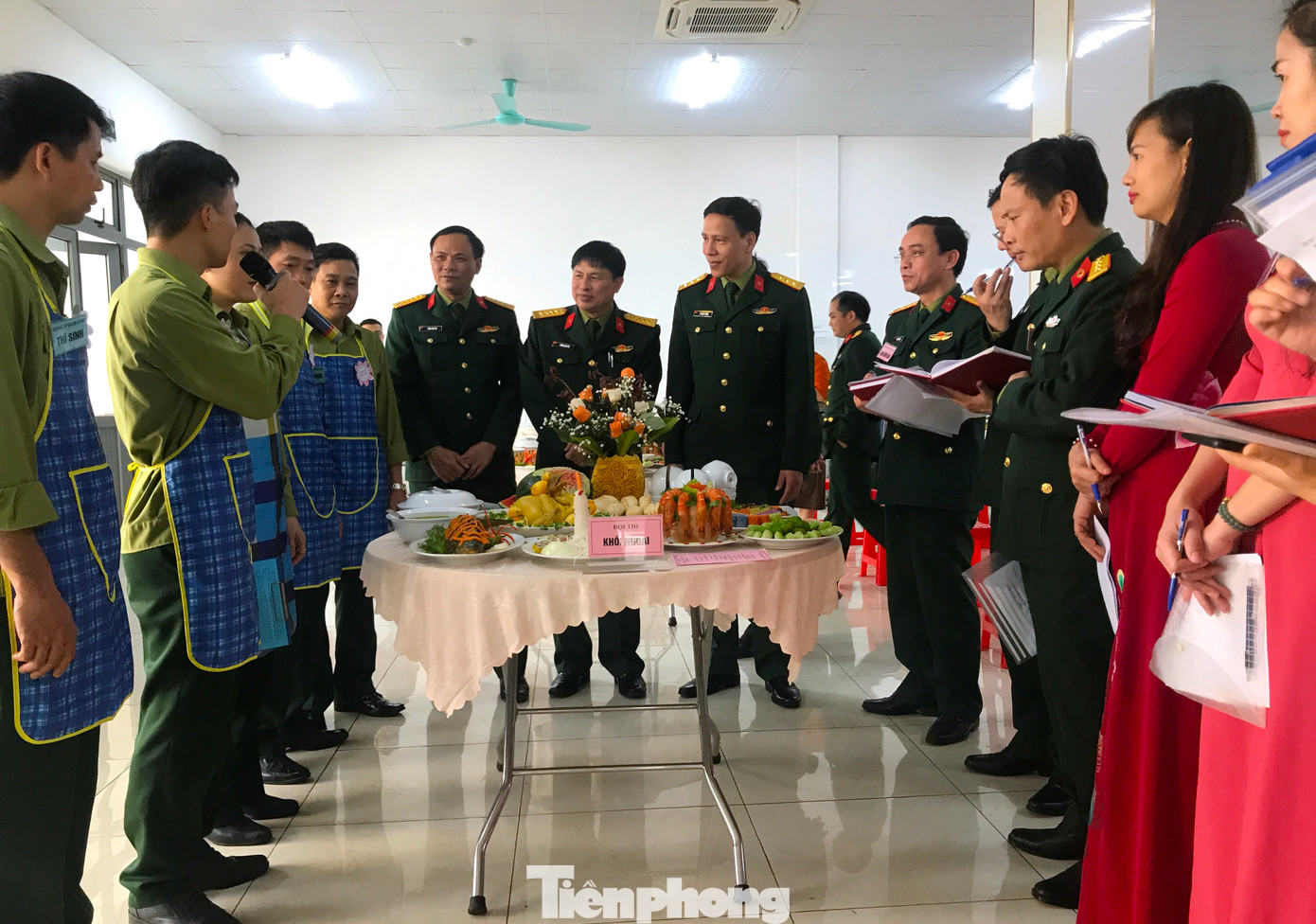 Đội Khối Ngoại thuyết trình chủ đề và các món ăn trong mâm cơm dự thi của mình cho Ban giám khảo, lãnh đạo Cục Hậu cần Quân khu 4 và lãnh đạo Bệnh viện Quân y 4 nghe, chấm điểm. Đội Khối Ngoại thuyết trình chủ đề và các món ăn trong mâm cơm dự thi của mình cho Ban giám khảo, lãnh đạo Cục Hậu cần Quân khu 4 và lãnh đạo Bệnh viện Quân y 4 nghe, chấm điểm.