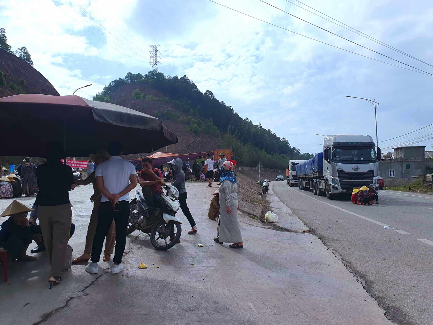 Đến chiều 20/7, các phương tiện đã được lưu thông ra vào cảng bình thường. Đến chiều 20/7, các phương tiện đã được lưu thông ra vào cảng bình thường.