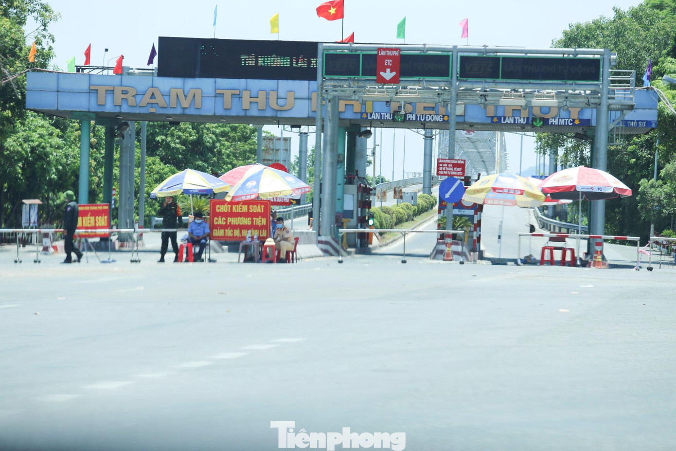 Dịch COVID-19 diễn biến phức tạp, 14 huyện- thị - thành (Nghệ An) thực hiện Chỉ thị 16, 7 huyện còn lại thực hiện Chỉ thị 15 để phòng, chống dịch. Đặc biệt tại thành phố Vinh xuất hiện ổ dịch, chùm bệnh nguy hiểm, nguy cơ lây lan dịch rất cao. Dịch COVID-19 diễn biến phức tạp, 14 huyện- thị - thành (Nghệ An) thực hiện Chỉ thị 16, 7 huyện còn lại thực hiện Chỉ thị 15 để phòng, chống dịch. Đặc biệt tại thành phố Vinh xuất hiện ổ dịch, chùm bệnh nguy hiểm, nguy cơ lây lan dịch rất cao.