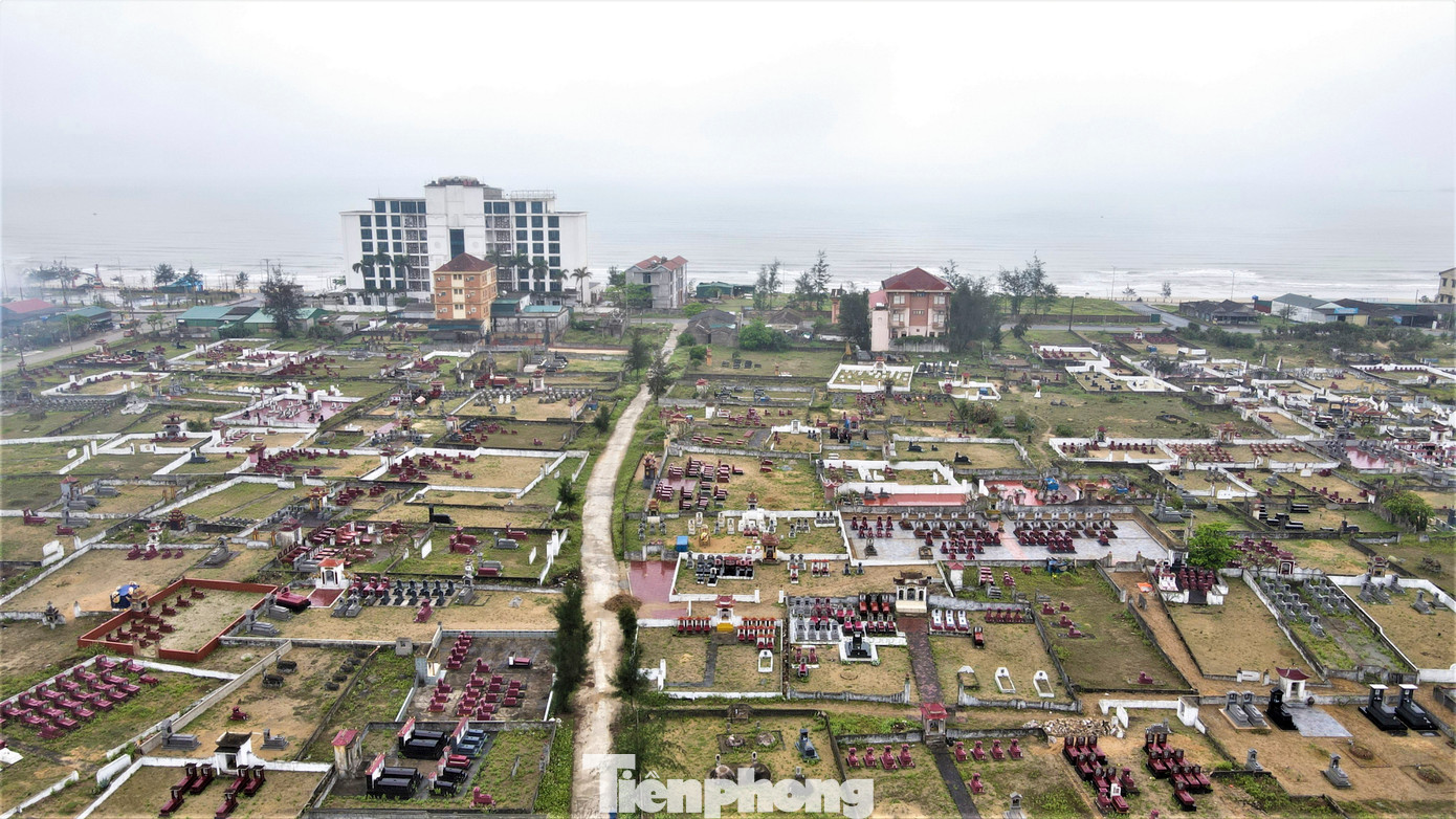 Bãi biển Thiên Cầm rất ít khu nghỉ dưỡng và chưa có khách sạn cao cấp. Một số khách sạn được xây dựng hơn 10 năm, không đạt tiêu chuẩn các sao. Tại đây, nhiều khách sạn một mặt hướng biển, mặt phía sau lại có "view nghĩa trang".