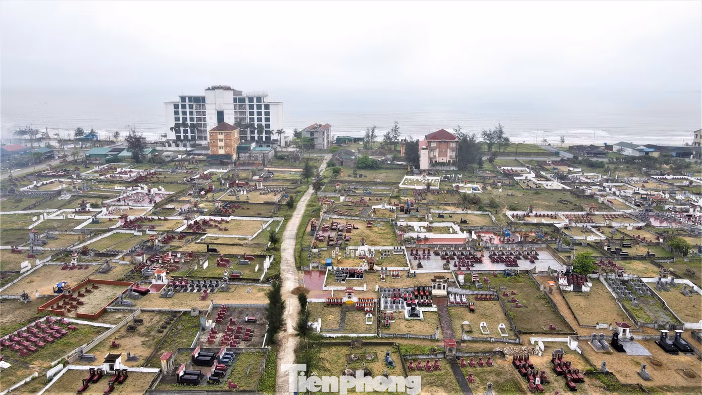 Bãi biển Thiên Cầm rất ít khu nghỉ dưỡng và chưa có khách sạn cao cấp. Một số khách sạn được xây dựng hơn 10 năm, không đạt tiêu chuẩn các sao. Tại đây, nhiều khách sạn một mặt hướng biển, mặt phía sau lại có "view nghĩa trang".