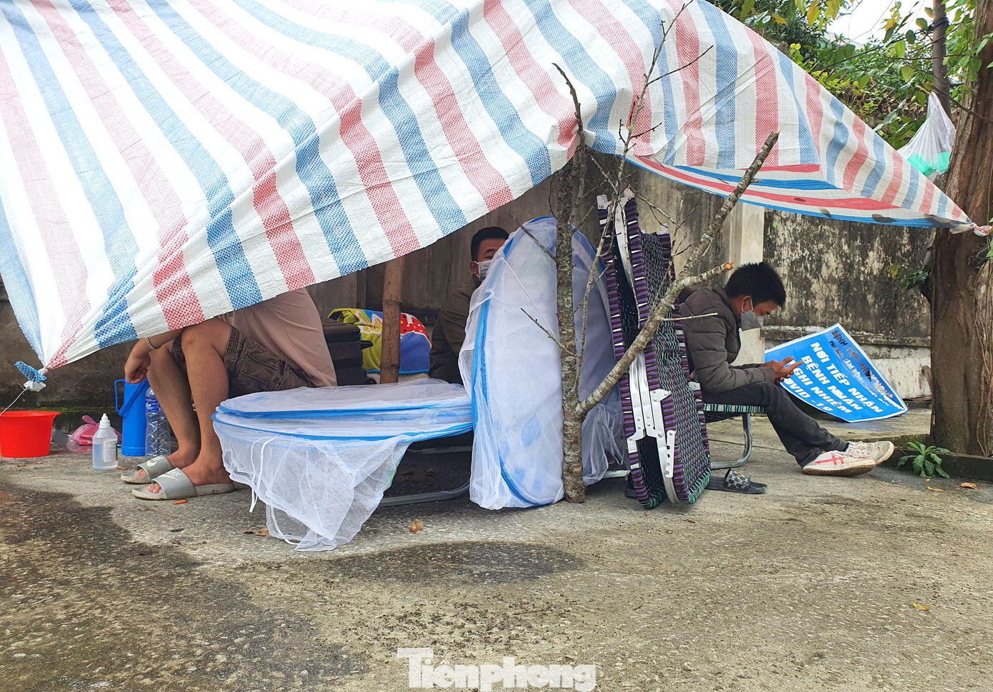 Sống nhiều ngày ở bên lề đường, song phần lớn người dân đều chỉ trang bị màn xua muỗi, chăn mỏng và ít khẩu trang, nước sát khuẩn…