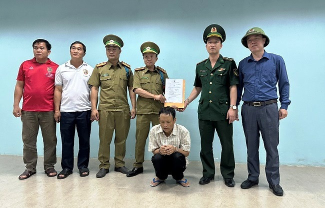 Các lực lượng chức năng dẫn giải, bàn giao Lầu Bá Giờ qua cửa khẩu (ảnh Công an cung cấp) Các lực lượng chức năng dẫn giải, bàn giao Lầu Bá Giờ qua cửa khẩu (ảnh Công an cung cấp)