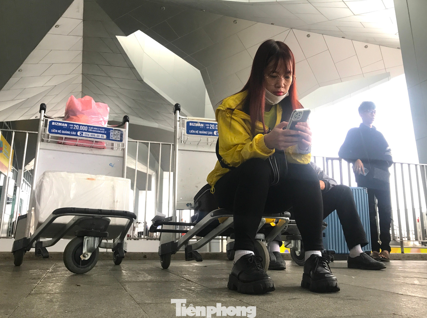 Anh Võ Đình Sinh (áo xám) ngồi buồn rầu ở lối ra vào khu vực làm thủ tục cho biết, anh đến sân bay Vinh từ tối 5/2 để bay đi TP. HCM chuyến 22h30. Tuy nhiên máy bay hủy chuyến anh phải đến nhà người thân ở nhờ. Sáng 6/2, anh Sinh đến sân bay sớm và được hẹn sẽ bay vào lúc 13h chiều. "Chỉ mong sớm được bay lại vì lỡ công việc trong công ty. Hôm nay tôi đã phải xin lãnh đạo công ty nghỉ vì chưa vào kịp", anh Sinh chia sẻ.