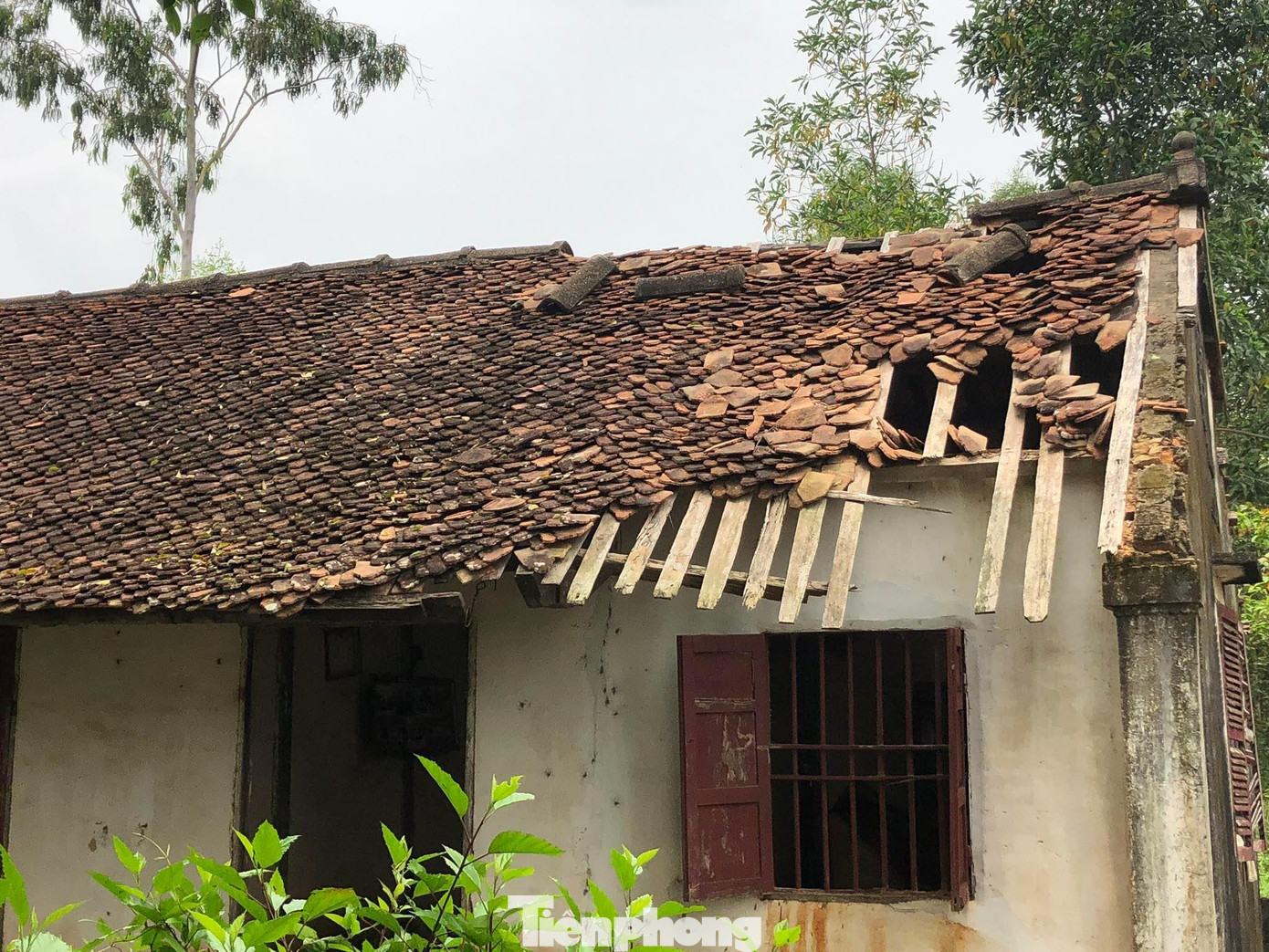 Đến nay, Đình Mõ đã bắt đầu xuống cấp. Đặc biệt, 2 dãy nhà Tả vu và Hữu vu đã xuống cấp nghiêm trọng. Phần mái ngói bị xô dạt, hư hỏng nghiêm trọng, nứt và rơi rụng dần, lộ ra diện tích lớn kết cấu gỗ của mái nhà không còn khả năng che mưa, che nắng tạo ra khoảng trống lớn. Các phần cột, xà gỗ bị mối mọt đục rỗng, có thể đổ sập bất cứ lúc nào.