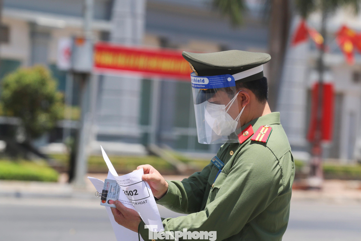 Cuộc chiến chống dịch còn nhiều cam go, lực lượng tuyến đầu còn bao vất vả, tất cả vì sự bình yên của nhân dân.
