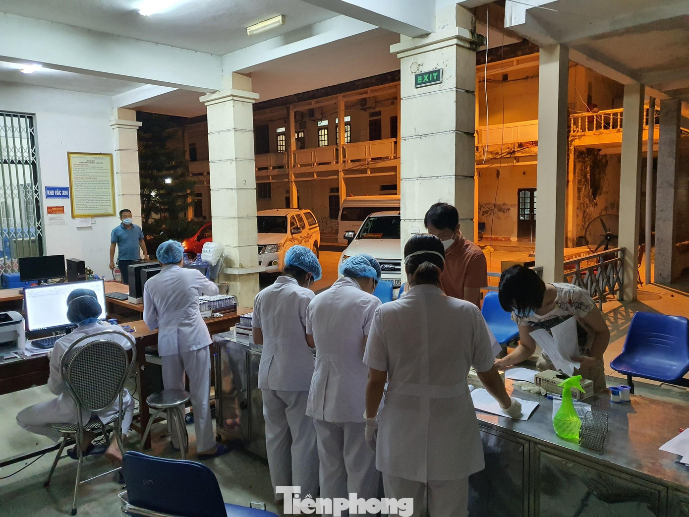 Các y, bác sỹ làm việc liên tục, cường độ làm việc cao hơn những ngày thường. Các y, bác sỹ làm việc liên tục, cường độ làm việc cao hơn những ngày thường.