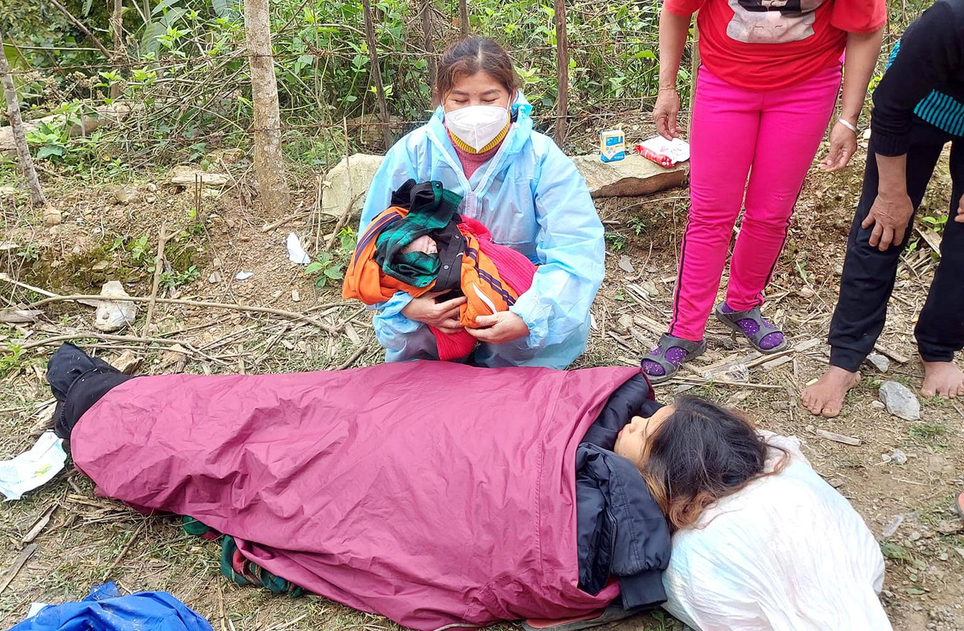 Chị Ba được quấn chặt áo mưa, áo phao để tránh gió lạnh sau khi sinh