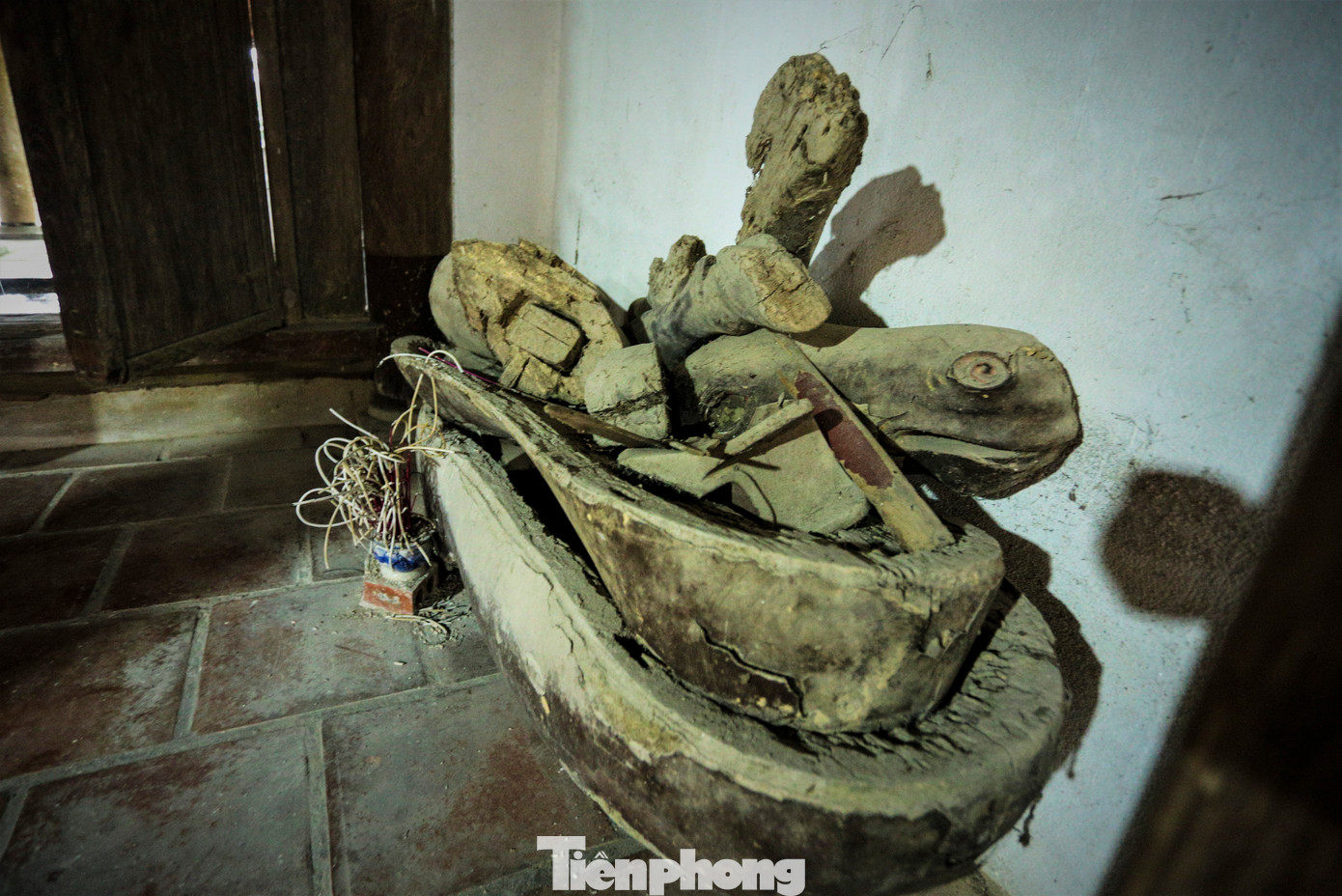 Cặp ngựa gỗ một con đã mục nát, hư hỏng hoàn toàn, con còn lại cũng hư hỏng. Ông Nguyễn Hữu Đông, Chủ tịch UBND xã An Hòa Thịnh cho biết năm 2011, cụm di tích đền Bạch Vân và chùa Thịnh Xá được trùng tu, nâng cấp song do gặp khó khăn về vốn nên chỉ thực hiện được một số hạng mục. “Nhiều hạng mục, hiện vật trong đền, chùa đã hư hỏng, xuống cấp nghiêm trọng cần tu bổ song không có nguồn kinh phí, phải chờ vào nguồn vốn xã hội hóa”, ông nói.