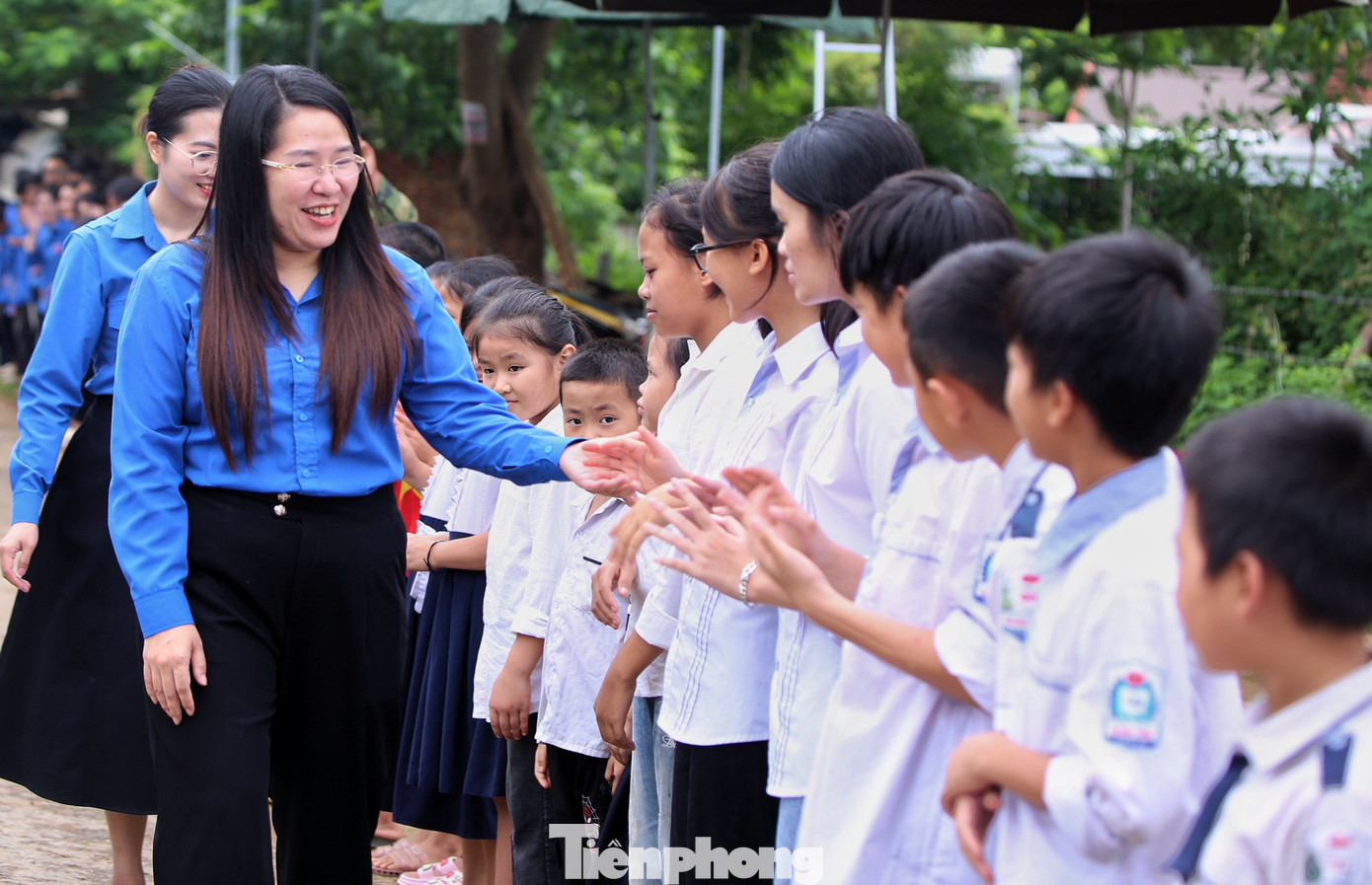 Tại thị xã Thái Hoà (Nghệ An), chị Nguyễn Thị Phương Thúy - Phó Bí thư Tỉnh Đoàn Nghệ An đã đến dự khánh thành công trình đường cờ thanh niên, trao tặng áo phao, loa phát thanh tuyên truyền về ATGT chạy bằng năng lượng mặt trời tại Đoàn phường Quang Tiến, Thị Đoàn thị xã Thái Hòa.