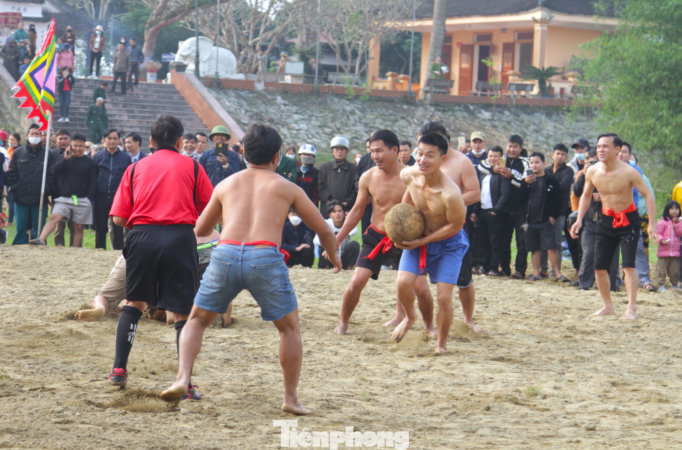 Sau khi trọng tài cất tiếng còi, các vận động viên 2 đội xanh đỏ bắt đầu tranh cướp nhau quả cù. Quả cù được làm từ phần gốc dưới đất của cây chuối hột. Quả cù nặng 10kg rất chắc chắn. Để có quả cù tốt, không bị vỡ trong quá trình thi đấu, ban tổ chức phải lựa chọn cây chuối hột có tuổi đời nhiều năm để gốc cây to và chắc chắn.