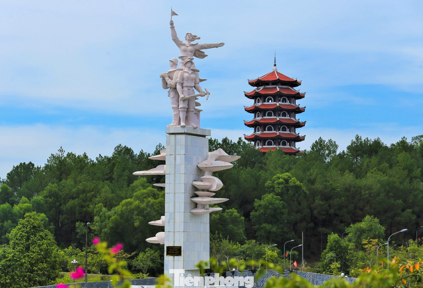 Tượng đài chiến thắng thể hiện sự bất khuất, hiên ngang của các lực lượng trong thời chiến để bảo vệ tuyến đường huyết mạch.