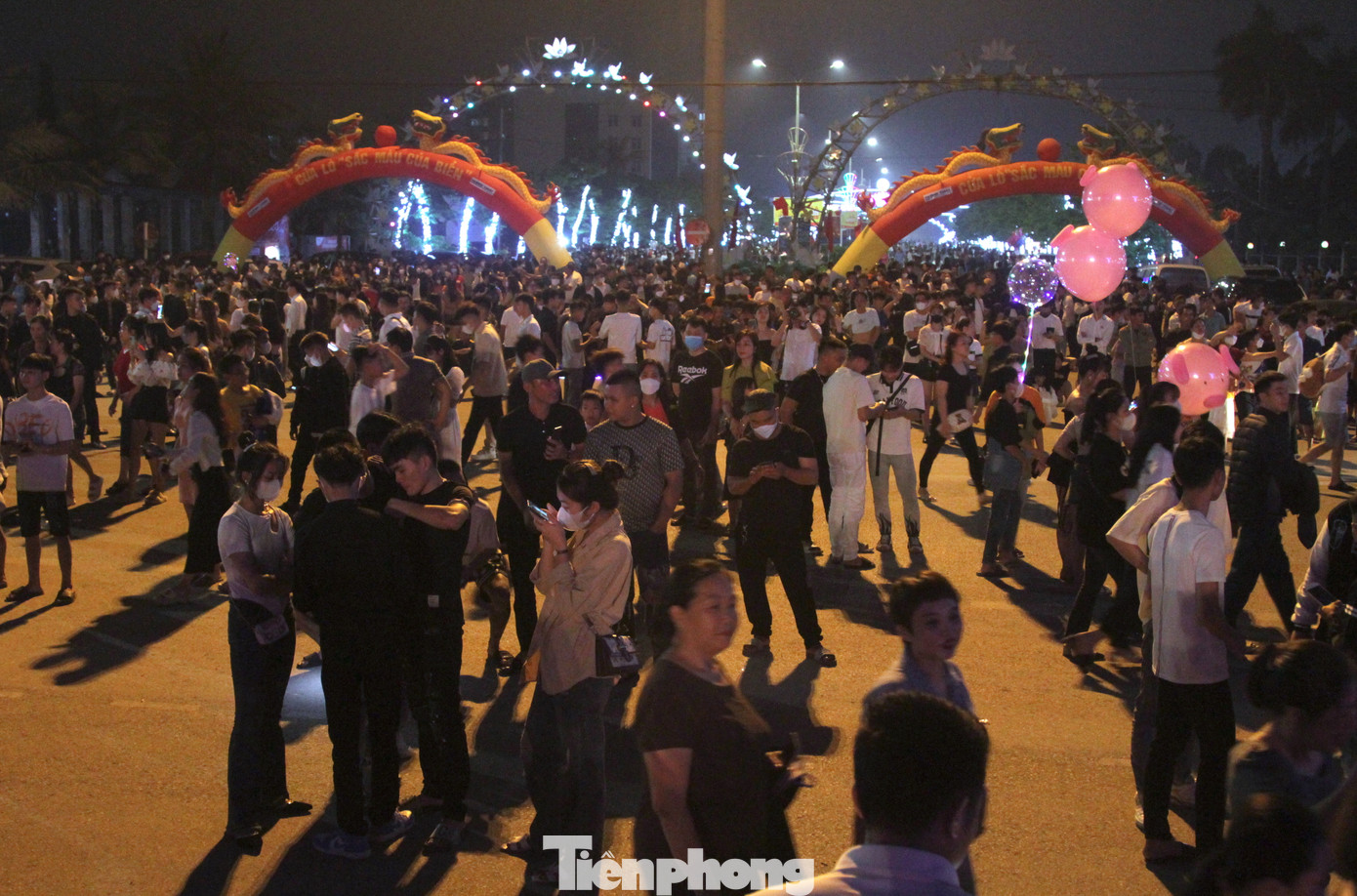 Hàng vạn du khách đổ dồn về Cửa Lò trong đêm khai trương du lịch biển. Hàng vạn du khách đổ dồn về Cửa Lò trong đêm khai trương du lịch biển.