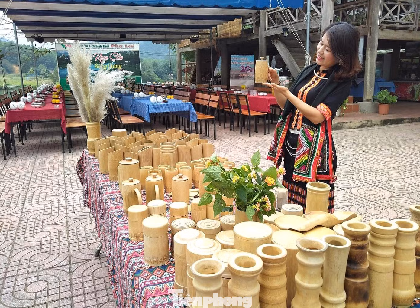 Các sản phẩm của anh Tiến hiện chủ yếu gồm: bình trà, cốc chén, hộp bút, khay nước, hộp tăm… được làm hoàn toàn bằng tre. Mỗi sản phẩm có giá từ vài chục ngàn cho đến vài triệu đồng.