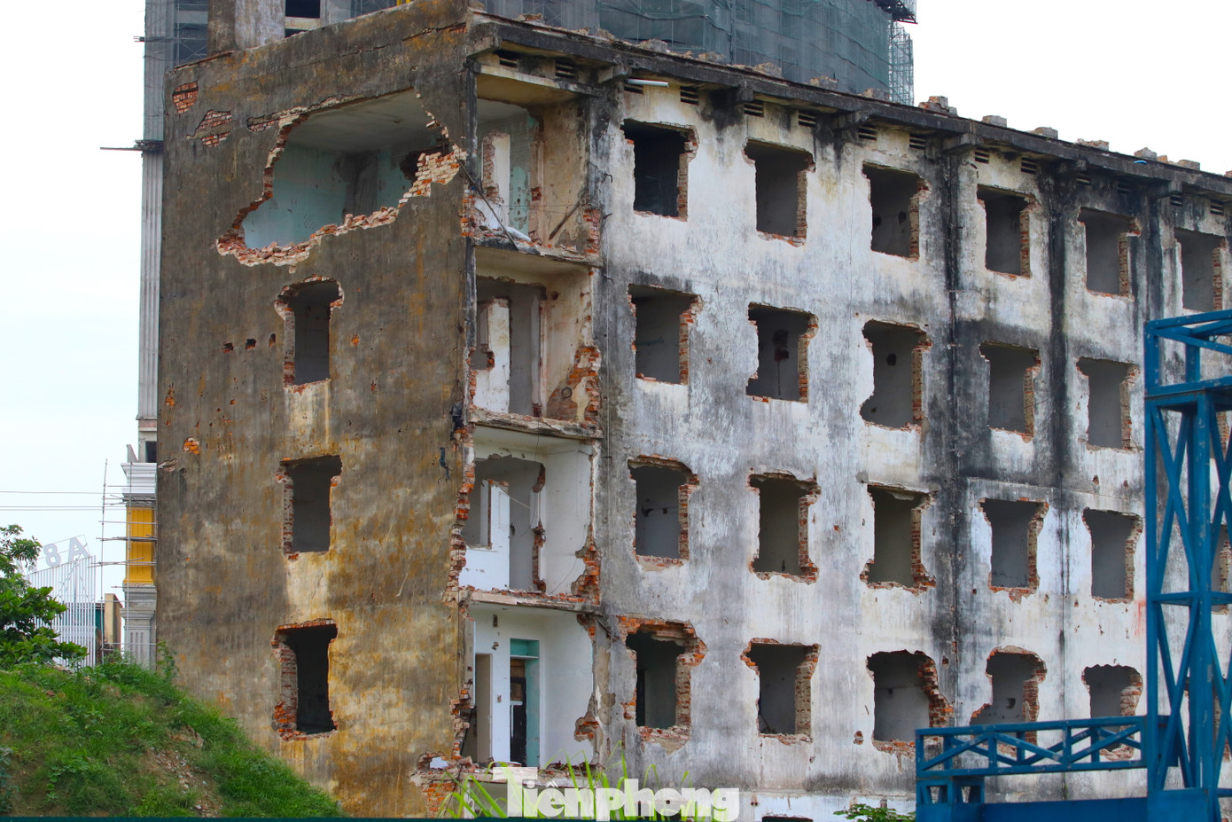 Thực hiện chính sách giải tỏa khu chung cư cũ nát, 47 hộ dân đã di dời khỏi khu nhà này. Riêng 1 hộ dân bám trụ trong 1 thời gian dài và hiện đã đi khỏi tòa chung cư nhưng chưa bàn giao nhà lại cho cơ quan chức năng.