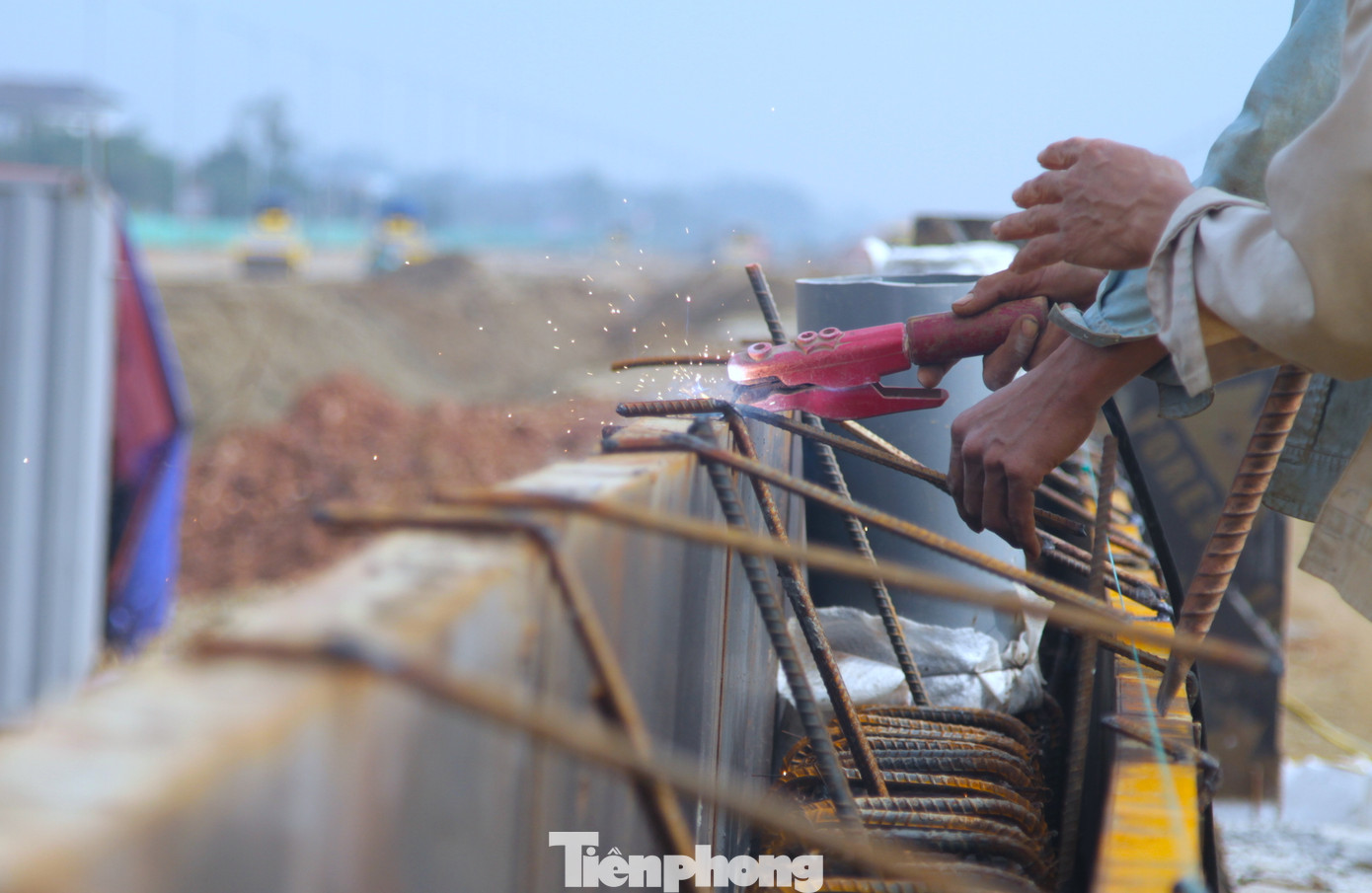 Anh Nguyễn Văn Hảo (trú huyện Diễn Châu, Nghệ An) cho biết, nhiều ngày qua anh cùng các công nhân làm việc liên tục không kể ngày đêm để sớm hoàn thiện dự án. Bất chấp thời tiết nắng mưa thất thường, để đảm bảo tiến độ, các công nhân vẫn thi công.