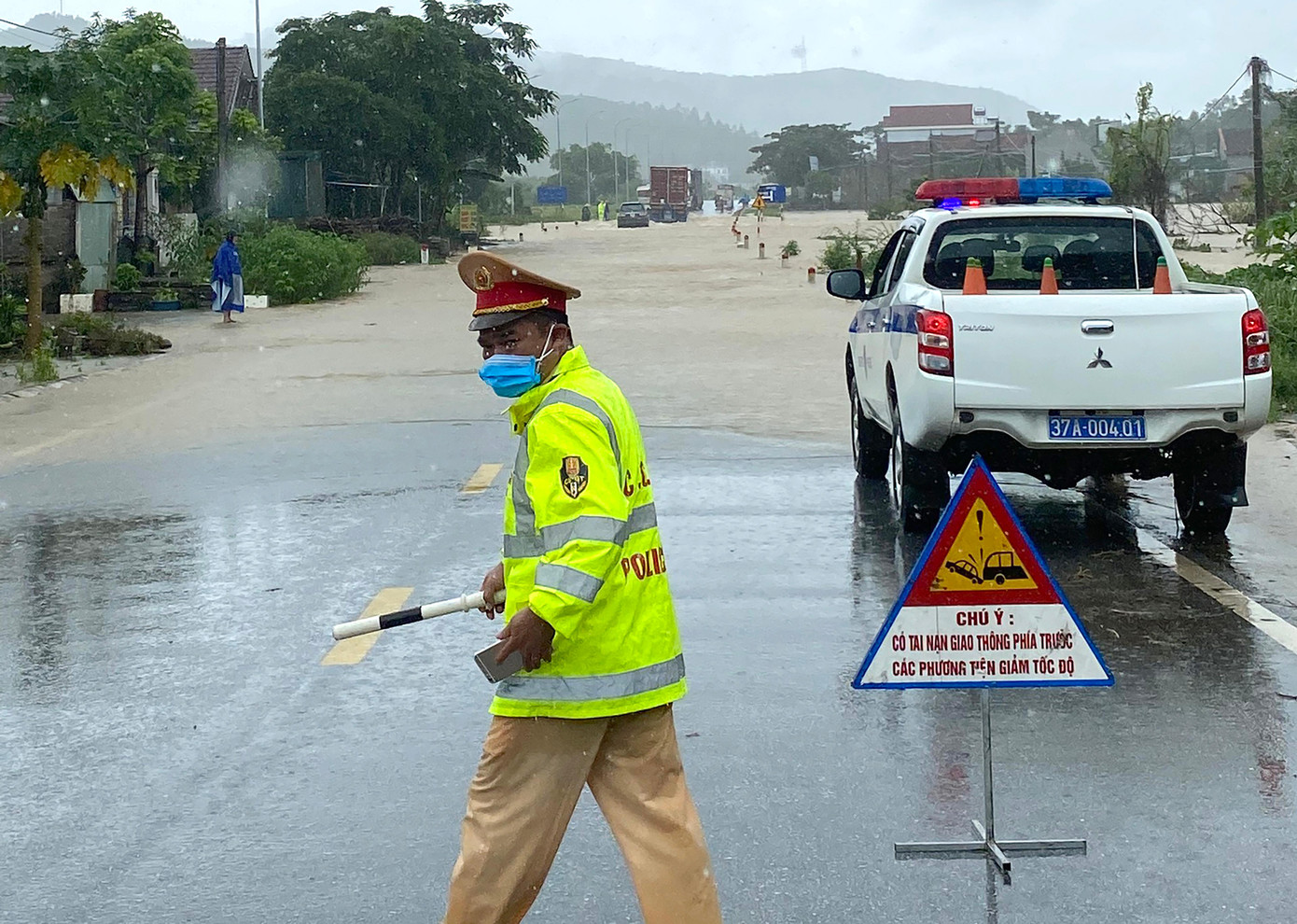 Một số nơi bị ngập sâu, lực lượng chức năng phải cắm biển cảnh báo Một số nơi bị ngập sâu, lực lượng chức năng phải cắm biển cảnh báo