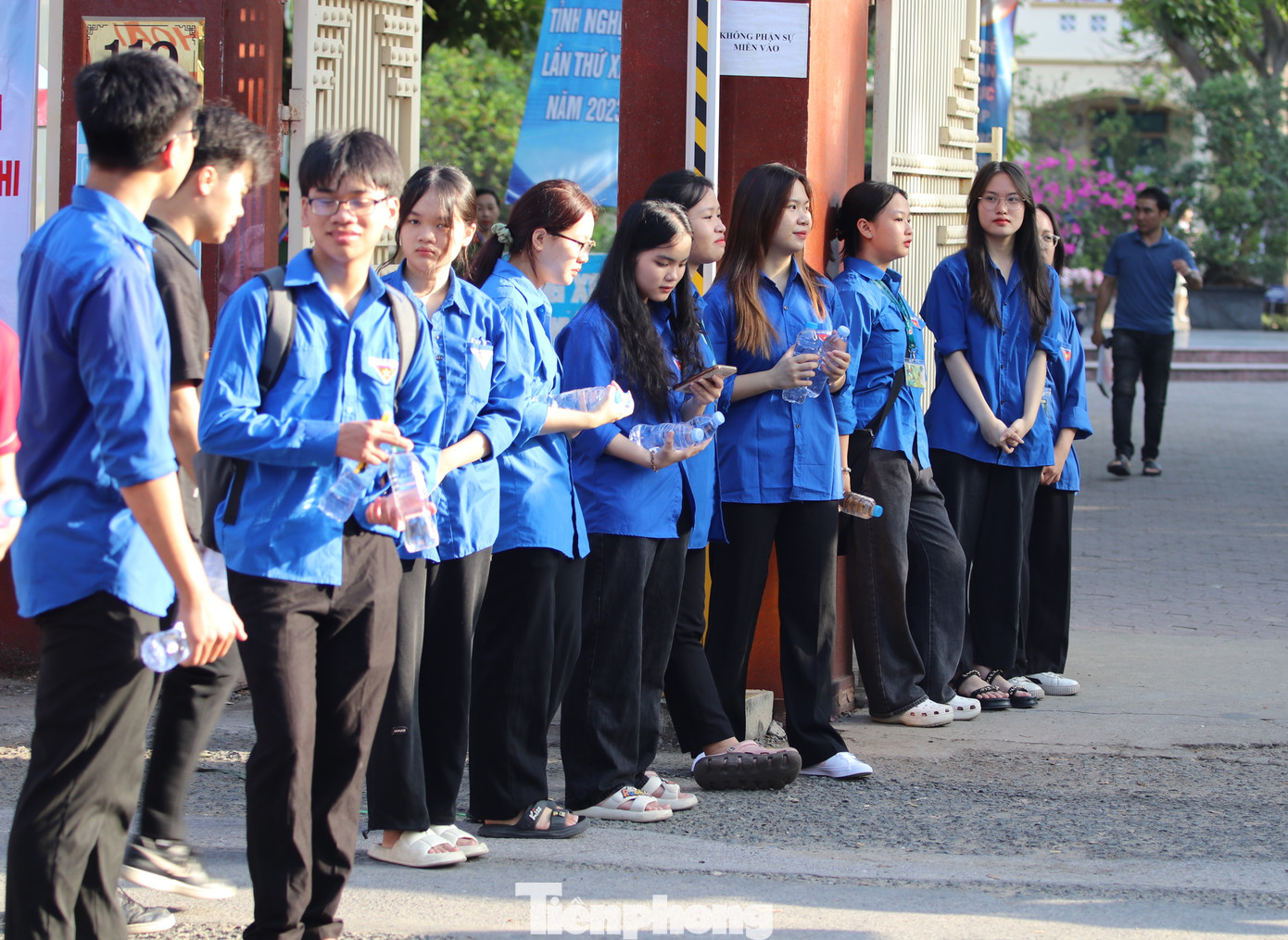 Sáng sớm, các đoàn viên thanh niên trường THPT chuyên Phan Bội Châu (TP. Vinh, Nghệ An) đã đứng xếp hàng trước cổng trường để phát nước, hỗ trợ thí sinh vào trường dự thi môn Ngữ văn - môn thi đầu tiên của kỳ thi tốt nghiệp THPT năm 2023.