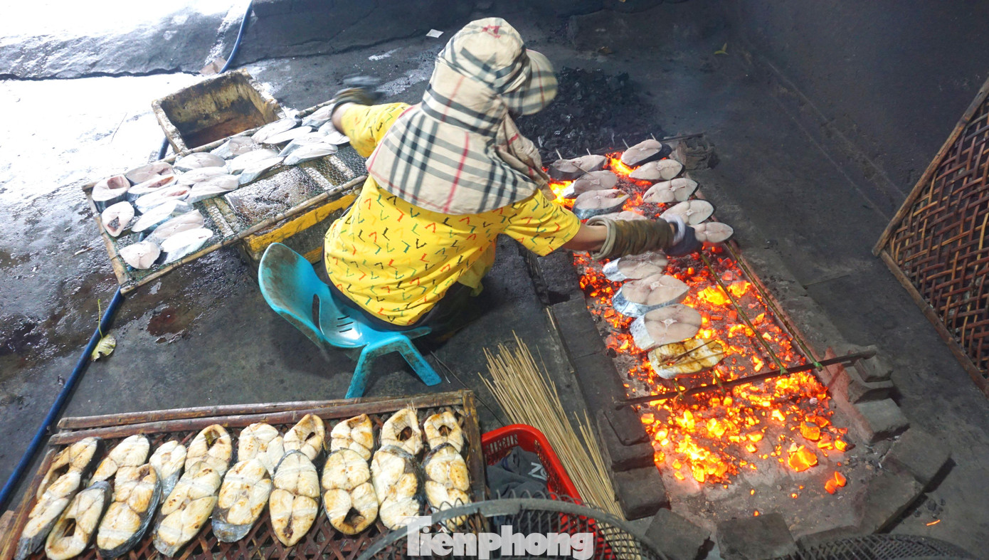 Dịp Tết, lượng khách đặt cá thu nướng tăng gấp đôi ngày thường. Mấy hôm nay thời tiết tốt, lượng cá đánh bắt được nhiều, cùng với nhu cầu tăng vào dịp Tết nên các cơ sở nướng cá ở phường Nghi Thủy bắt đầu đỏ lửa từ 4h sáng để kịp cho những đơn đã đặt hàng. Dịp Tết, lượng khách đặt cá thu nướng tăng gấp đôi ngày thường. Mấy hôm nay thời tiết tốt, lượng cá đánh bắt được nhiều, cùng với nhu cầu tăng vào dịp Tết nên các cơ sở nướng cá ở phường Nghi Thủy bắt đầu đỏ lửa từ 4h sáng để kịp cho những đơn đã đặt hàng.
