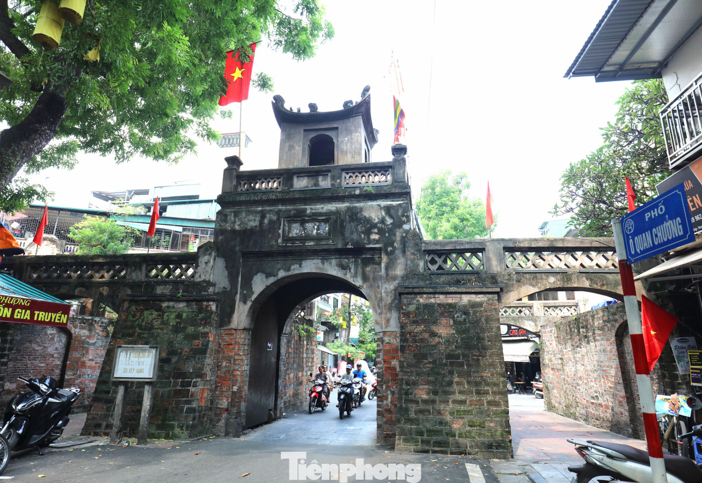 Ô Quan Chưởng là cửa ô duy nhất còn lại cổng ba cửa như cổng thành, có vọng lâu, xây bằng gạch vồ màu đỏ, có cả tấm bia đá của Tổng đốc Hoàng Diệu cho dựng vào năm 1882 nghiêm cấm binh lính quan nha không được sách nhiễu người dân qua lại đây vào thành. Ô Quan Chưởng được xây dựng vào năm Cảnh Hưng thứ 10 (năm 1749) có tên là cửa Thanh Hà, vì đây vốn là đất thôn Thanh Hà, tổng Hậu Túc, huyện Thọ Xương cũ. Ô Quan Chưởng là cửa ô duy nhất còn lại cổng ba cửa như cổng thành, có vọng lâu, xây bằng gạch vồ màu đỏ, có cả tấm bia đá của Tổng đốc Hoàng Diệu cho dựng vào năm 1882 nghiêm cấm binh lính quan nha không được sách nhiễu người dân qua lại đây vào thành. Ô Quan Chưởng được xây dựng vào năm Cảnh Hưng thứ 10 (năm 1749) có tên là cửa Thanh Hà, vì đây vốn là đất thôn Thanh Hà, tổng Hậu Túc, huyện Thọ Xương cũ.