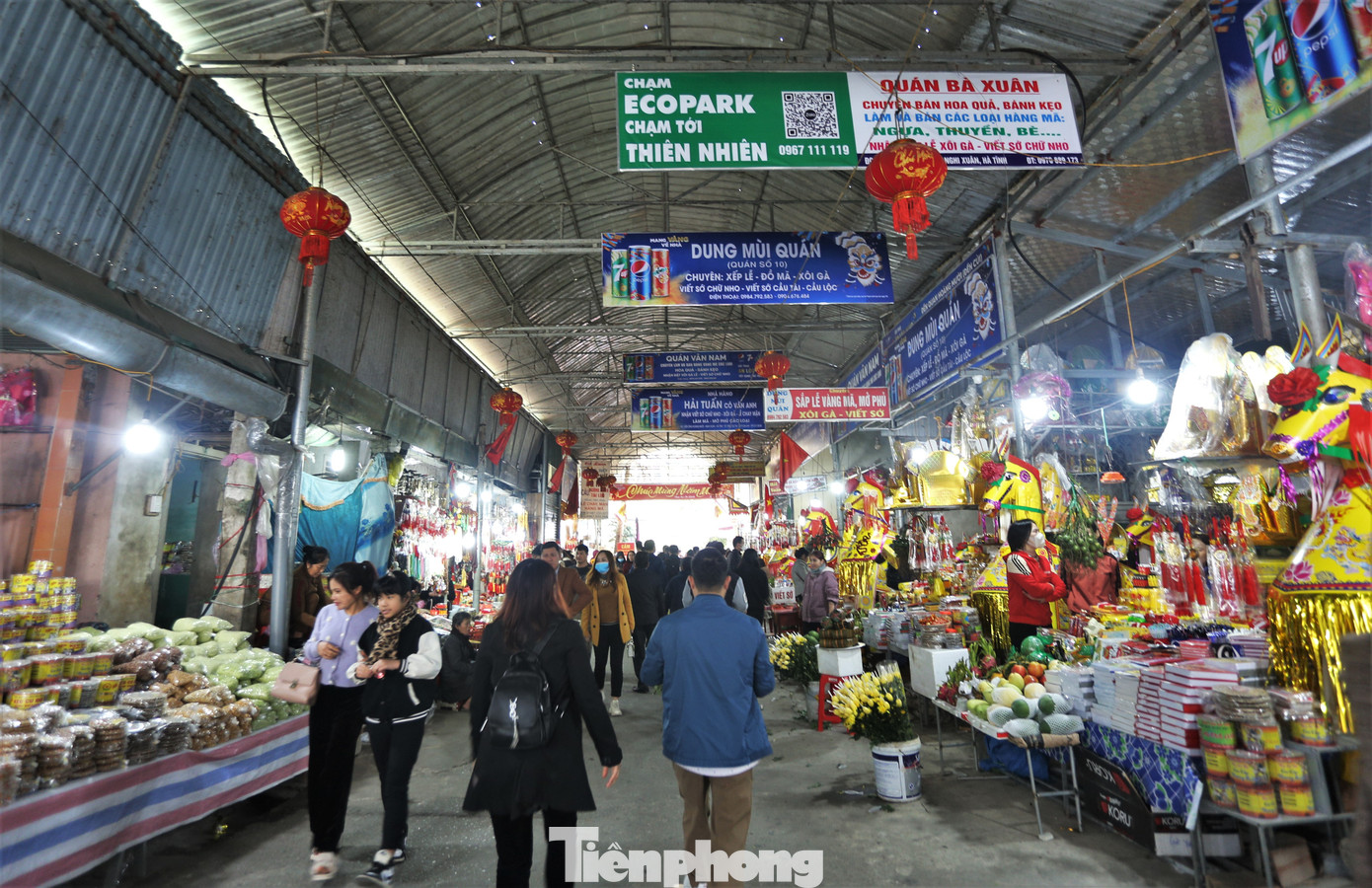 Họ cũng có thể mua các mâm lễ dọc đường vào đền với giá từ 200.000-500.000 đồng. Ngoài ra có các mâm lễ khách đặt lên đến vài triệu đồng. Trên mỗi mâm lễ ở khu Đền Củi, ngoài vàng mã, bánh kẹo, hoa quả còn có nhiều xấp tiền lẻ mệnh giá 1.000-5.000 đồng theo nhu cầu người đặt. Một số trường hợp còn dùng tiền mệnh giá 50.000-100.000 đồng đặt trên mâm lễ.