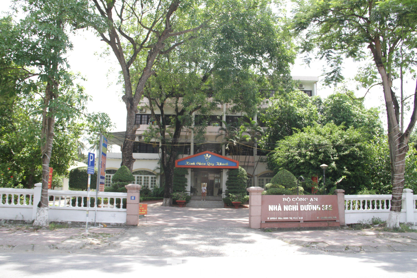 Ngoài các ki-ốt kinh doanh hải sản, các đơn vị đang án ngữ bên cạnh bãi tắm cũng sẽ phải di dời. Khu nhà nghỉ dưỡng 382 cũng đã nhận vị trí đất khác từ lâu để tiến hành di dời. Riêng các ki-ốt buôn bán sẽ được xây dựng tại một khu vực khác tập trung và thuận lợi hơn.