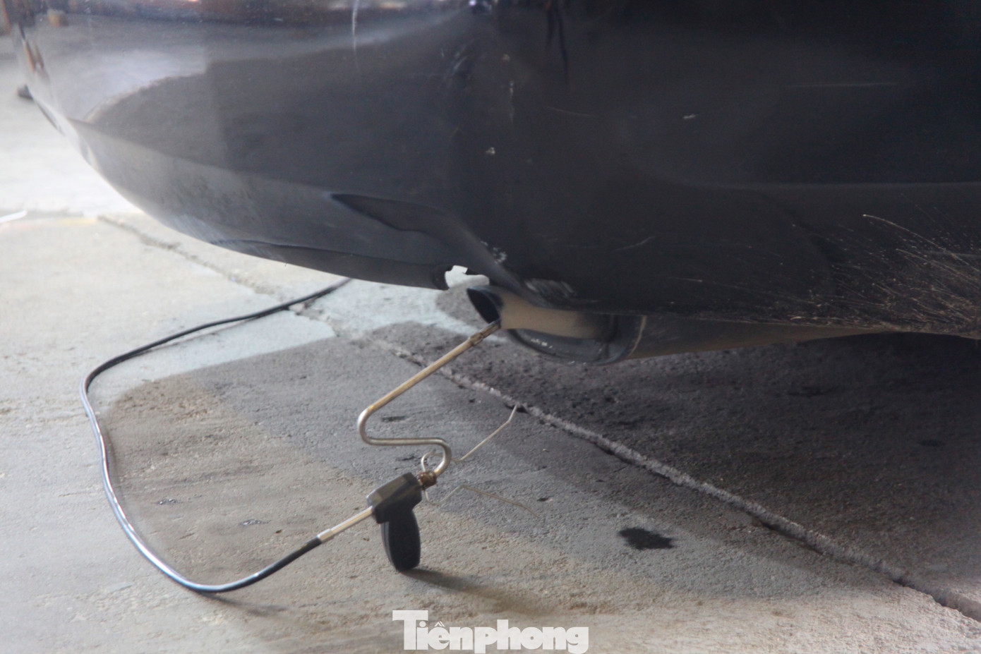 Khí thải của xe ô tô sẽ được đo bằng 1 thiết bị máy đặt trong ống xả. Các đăng kiểm viên cho biết, những chiếc xe cũ, ít vệ sinh hay những chiếc xe sử dụng dầu diesel thường có khí bụi không đạt tiêu chuẩn.