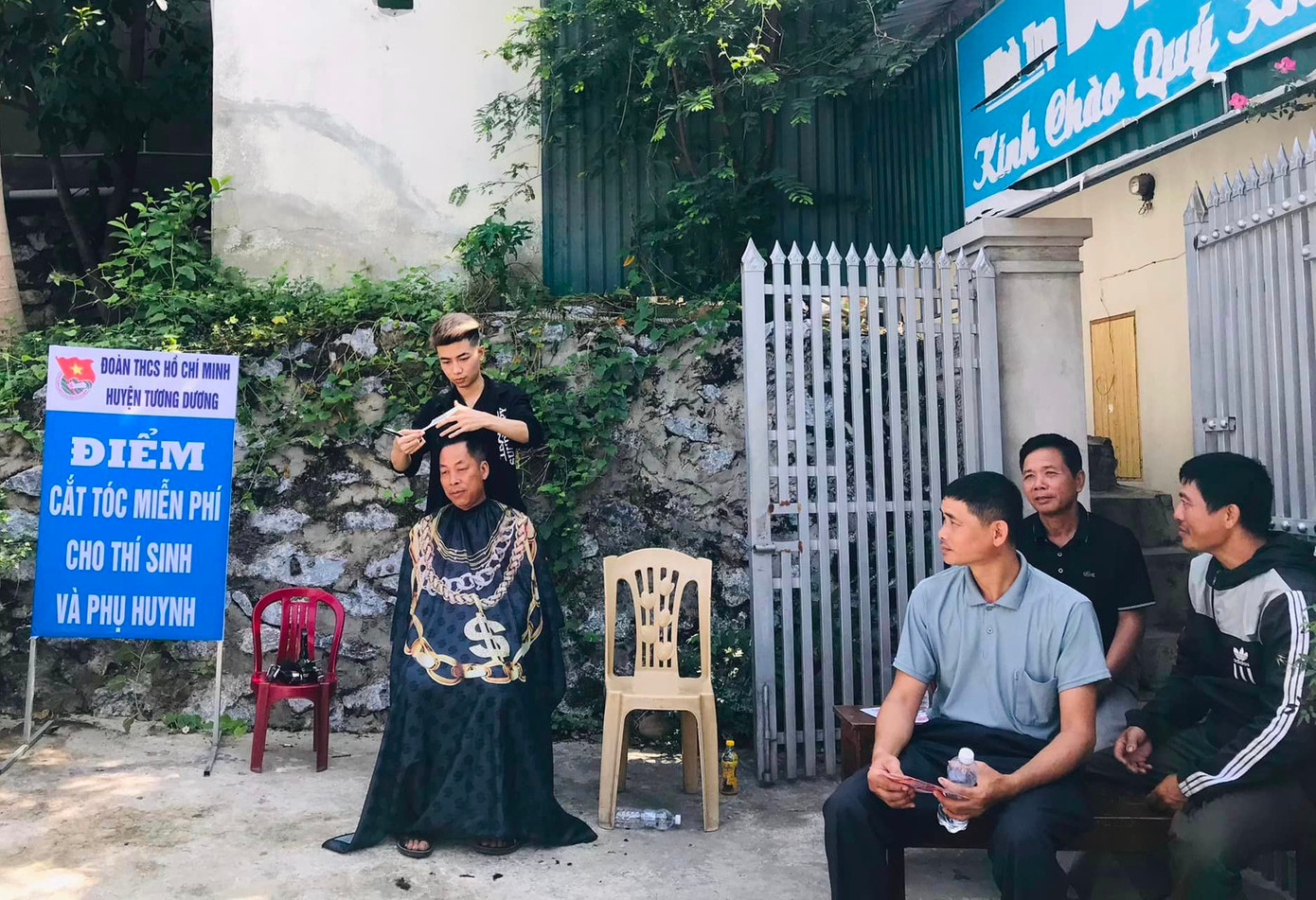 Những điểm cắt tóc miễn phí hỗ trợ cho thí sinh, phụ huynh và được mọi người ủng hộ tham gia.