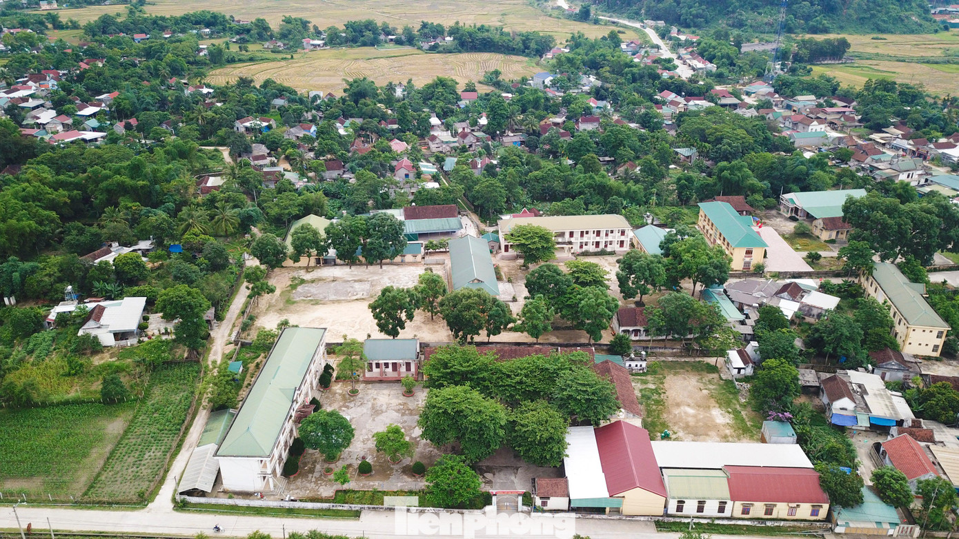 Đầu năm 2022 đến nay, hiện tượng sụt lún, nứt nẻ, "hố tử thần"... lan rộng đến nhà ở của các hộ dân, cơ quan, trường học của xã Châu Hồng. Đến thời điểm hiện nay vẫn tiếp diễn. Hiện tượng sụt lún, nứt nẻ đất gây các hậu quả nghiêm trọng như mất đất sản xuất, thiếu nước sản xuất, thiếu nước sinh hoạt, đe dọa tính mạng người dân, hư hỏng công trình, nhà cửa.