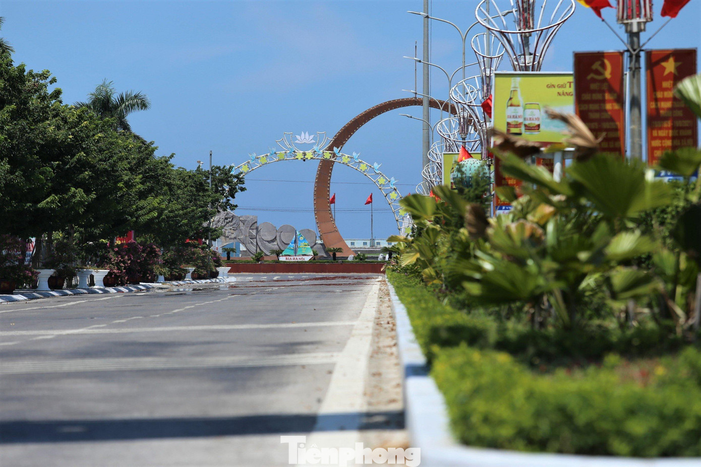 Những cung đường tràn ngập bóng cây im mát. Những cung đường tràn ngập bóng cây im mát.