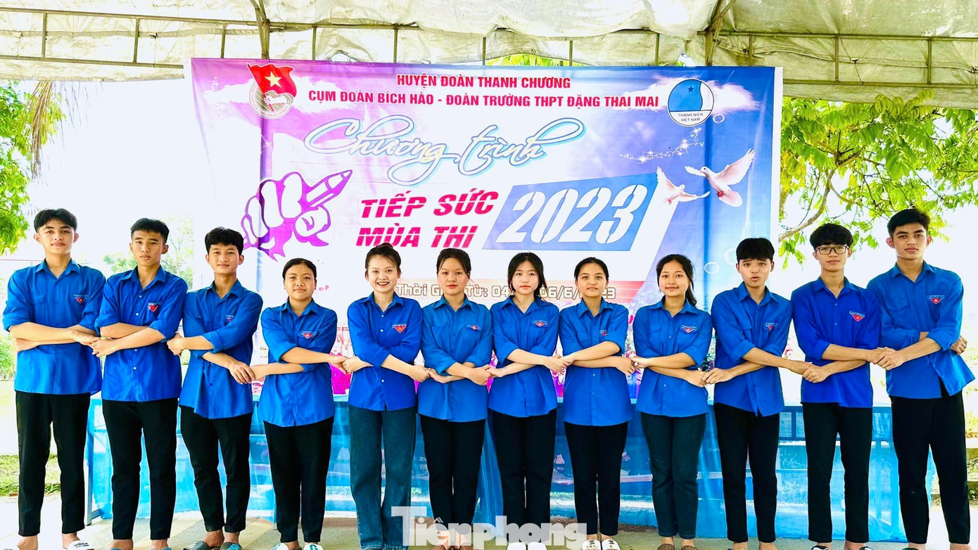 Để hỗ trợ một cách tốt nhất cho các thí sinh và phụ huynh khi đến thi, ở mỗi điểm thi sẽ có những tổ đoàn viên tình nguyện phục vụ hỗ trợ như cất giữ đồ, hướng dẫn thí sinh vào phòng thi, tiếp nước, tiếp khăn ướt. Trường hợp những thí sinh quên giấy tờ sẽ được các đoàn viên hỗ trợ chở về nhà hoặc về lấy hộ.