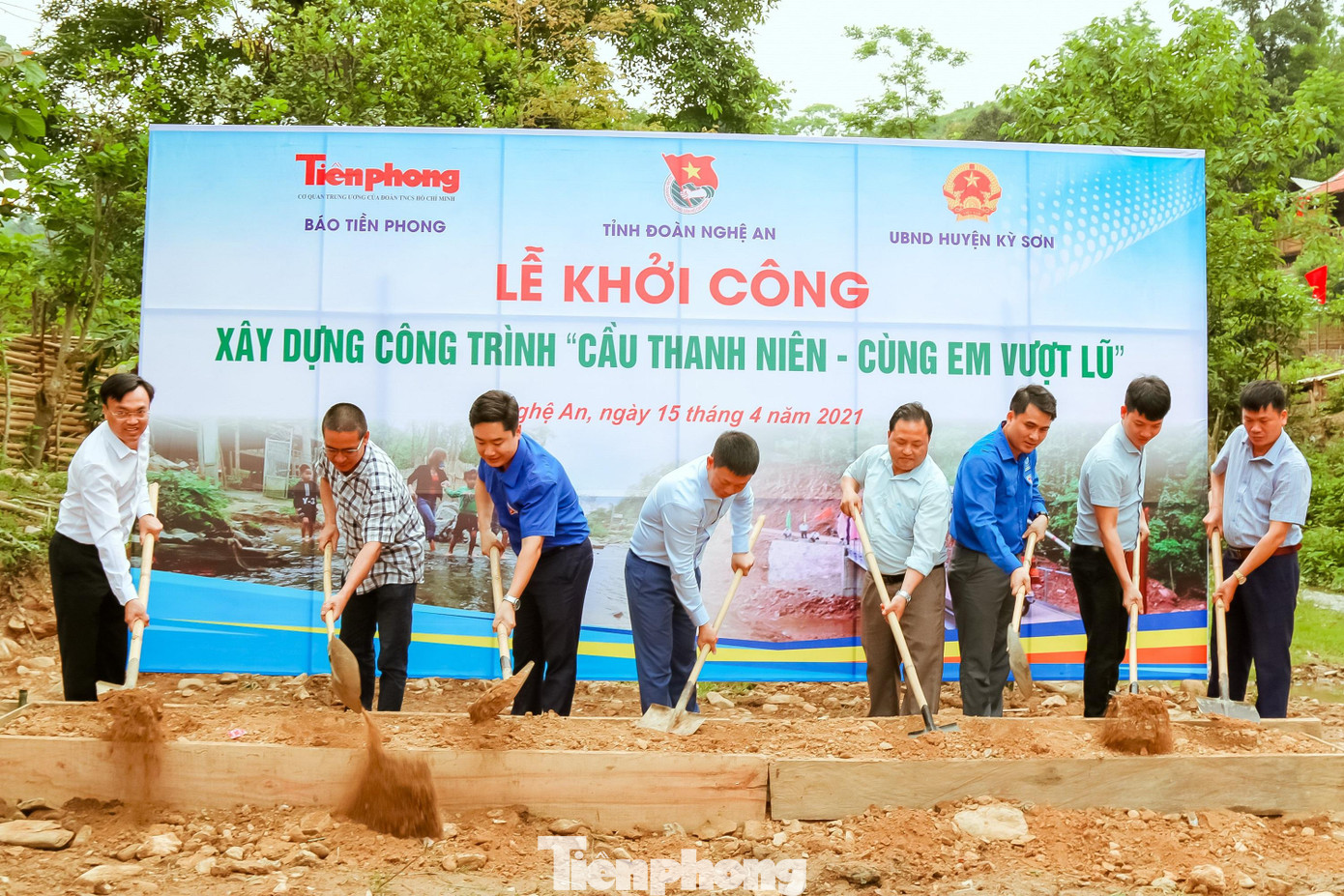 BTC và đại biểu thực hiện nghi lễ khởi công.