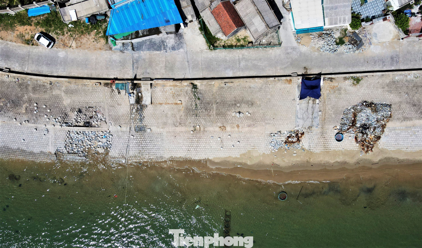 Theo ghi nhận, có gần 200m bờ kè xuất hiện các điểm gãy sụp, sạt lở. Điểm sạt lở lớn nhất rộng khoảng 5-7m, hở “hàm ếch”. Do đoạn kè biển này không có đai rừng phòng hộ, nên việc triều cường, sóng lớn sẽ tác động trực tiếp đến thân đê, dễ xảy ra tình trạng sạt lở hoặc vỡ đê.