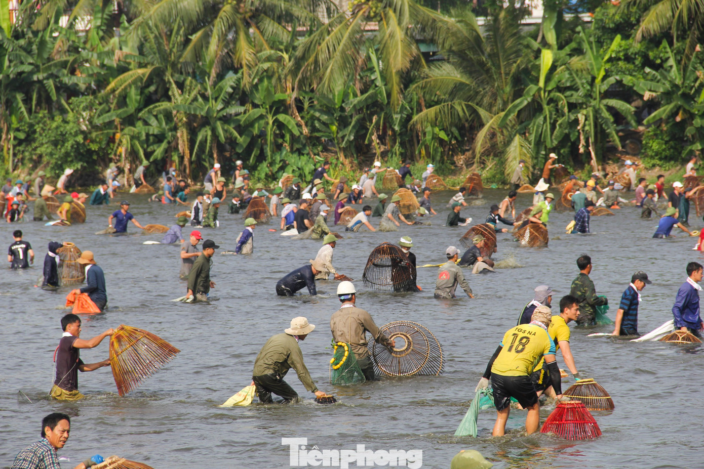 Sáng 27/5, hàng trăm người dân đổ về hồ cá rộng 3ha ở xã Nghi Thạch, huyện Nghi Lộc (tỉnh Nghệ An) để tham gia lễ hội nơm cá thường niên được Giáo xứ Lập Thạch tổ chức.