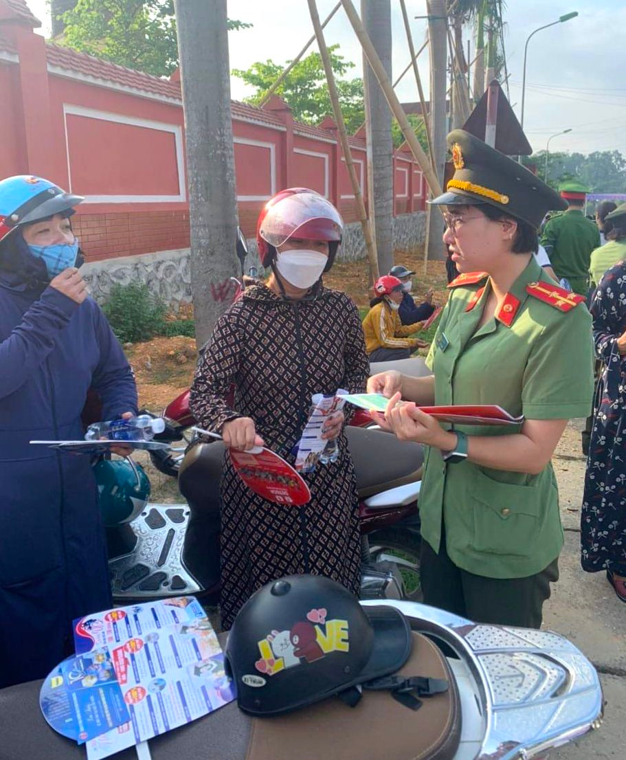 Tranh thủ những lúc thí sinh đang làm bài, các nữ cán bộ Công an đã đi phát tờ hướng dẫn và tuyên truyền cho phụ huynh về các bước cài đặt tài khoản định danh điện tử trên địa bàn huyện Thanh Chương.