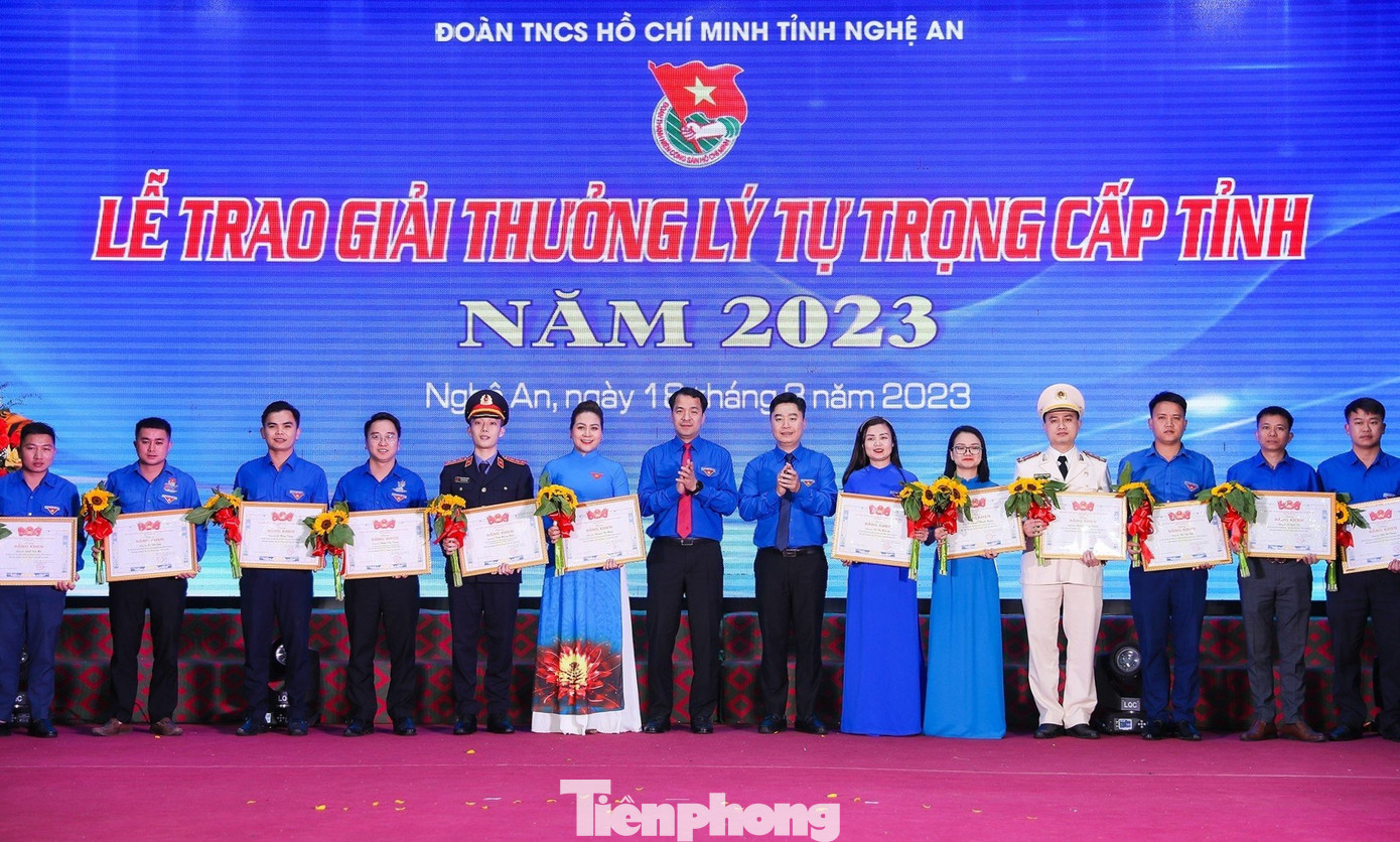 Anh Ngô Văn Cương và anh Lê Văn Lương trao bằng khen cho các đoàn viên, thanh niên đạt giải thưởng Lý Tự Trọng cấp tỉnh.