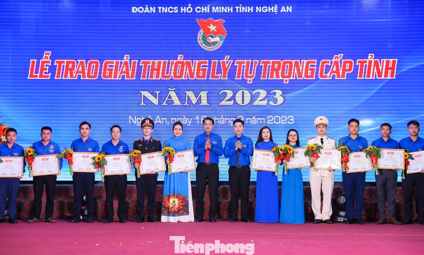 Anh Ngô Văn Cương và anh Lê Văn Lương trao bằng khen cho các đoàn viên, thanh niên đạt giải thưởng Lý Tự Trọng cấp tỉnh.